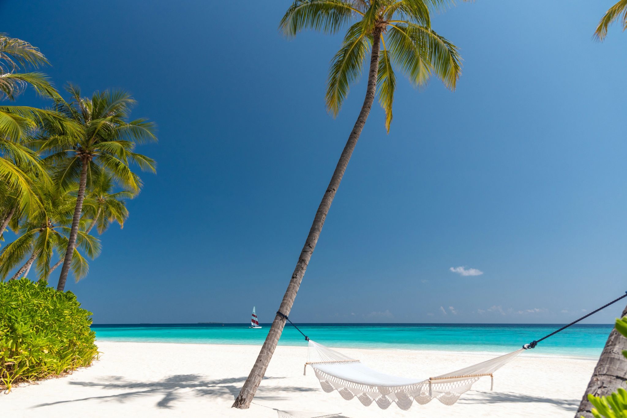 rede na praia – mar azul turquesa – praia privativa maldivas