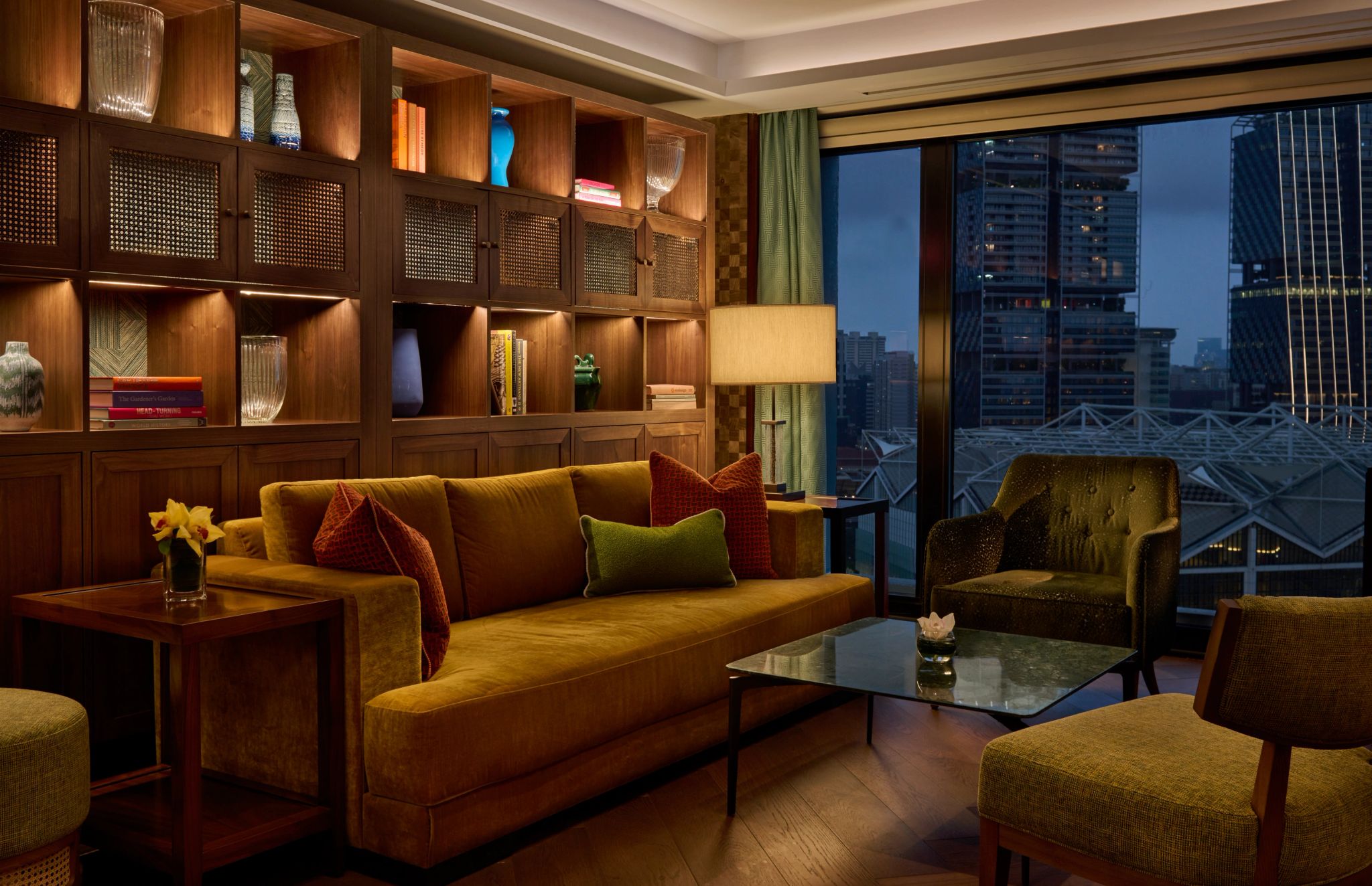 Lounge Haus 65 sala de estar - biblioteca - vista noturna - vista singapura - estante de livros