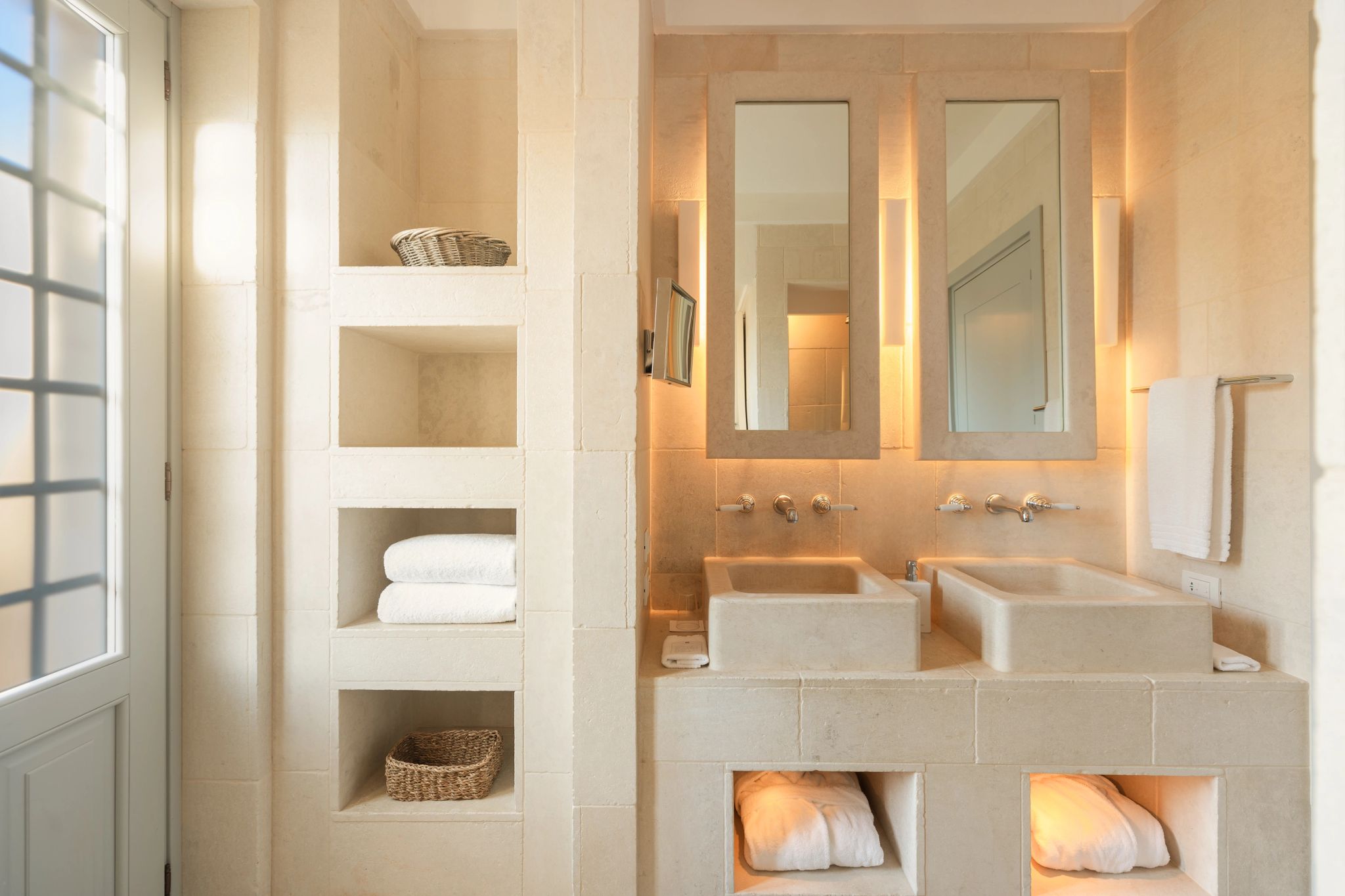 Borgo Casa Bella banheiro amplo – banho premium – pia dupla