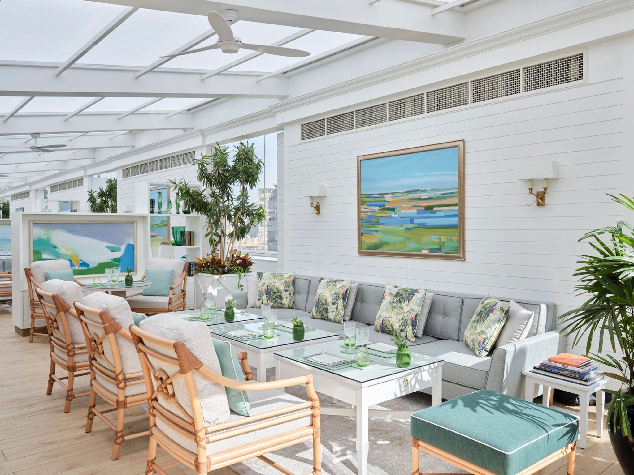 Upper Deck Lounge lounge elegante em rooftop com sofas claros e decoracao tropical