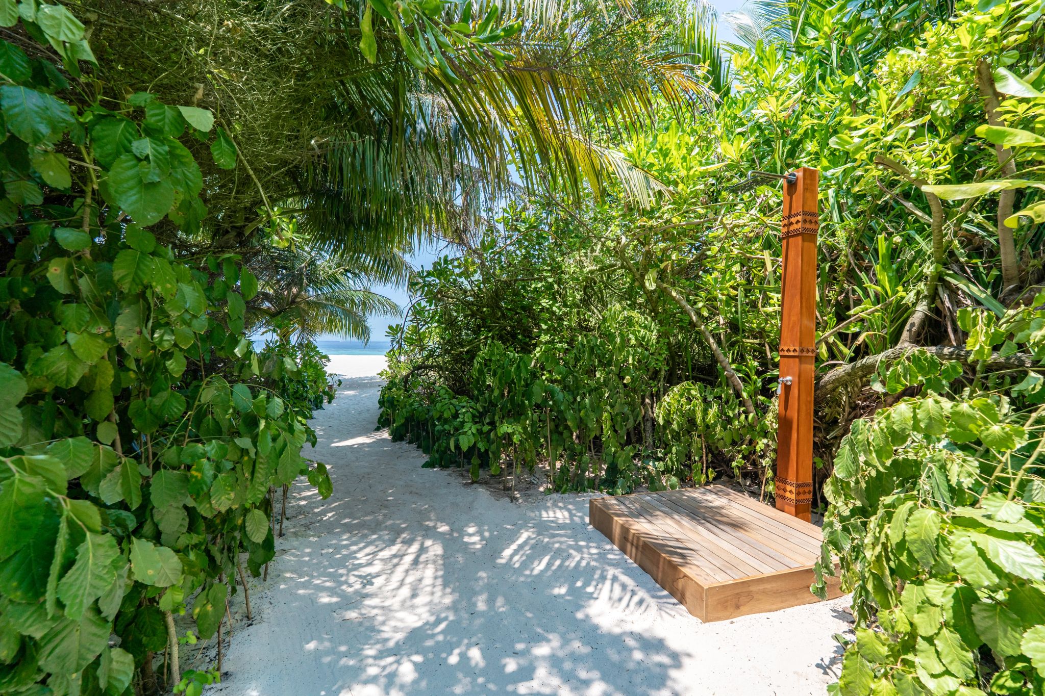 Beach Pool Villa chuveiro ao ar livre - praia nas maldivas - destino de praia