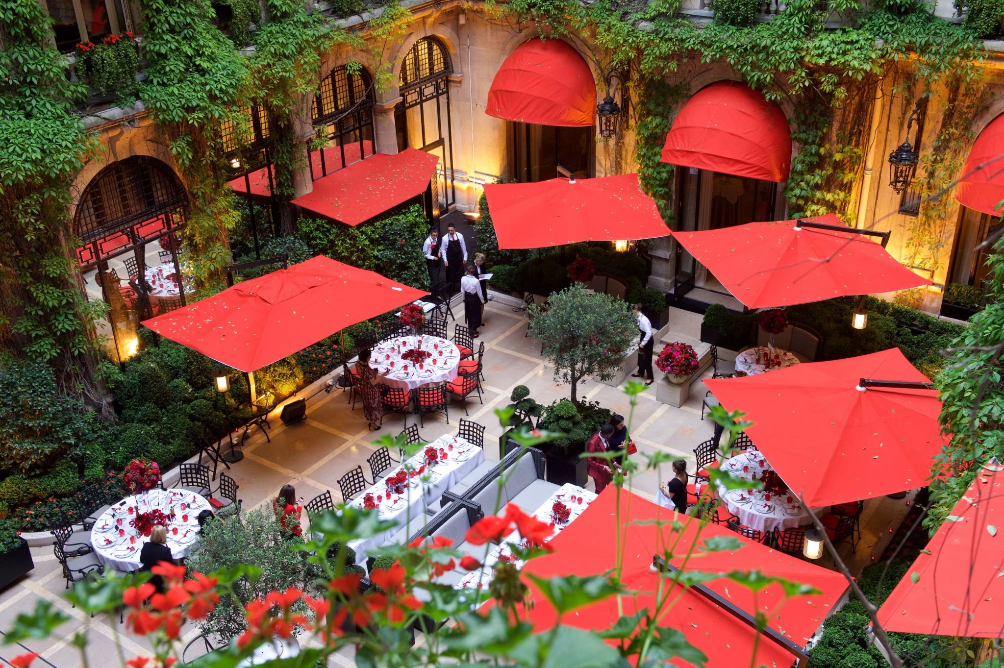 hotel em paris - patio interno do hotel - plaza athenee