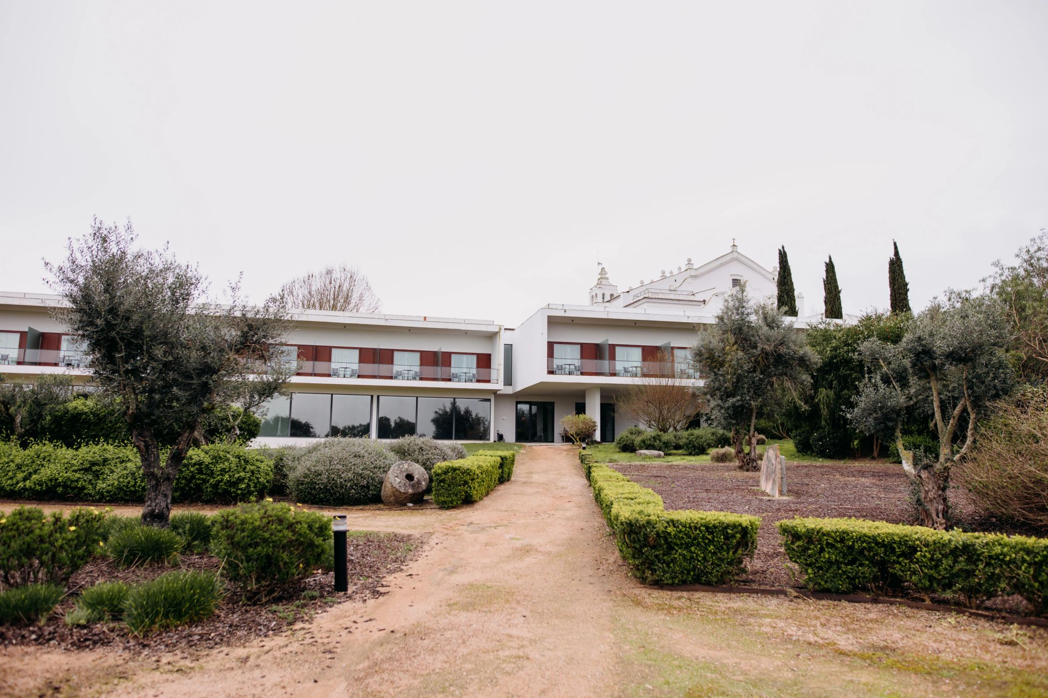 Jardim do Hotel vista exterior edificio - gramado verde - arquitetura tipica alentejana