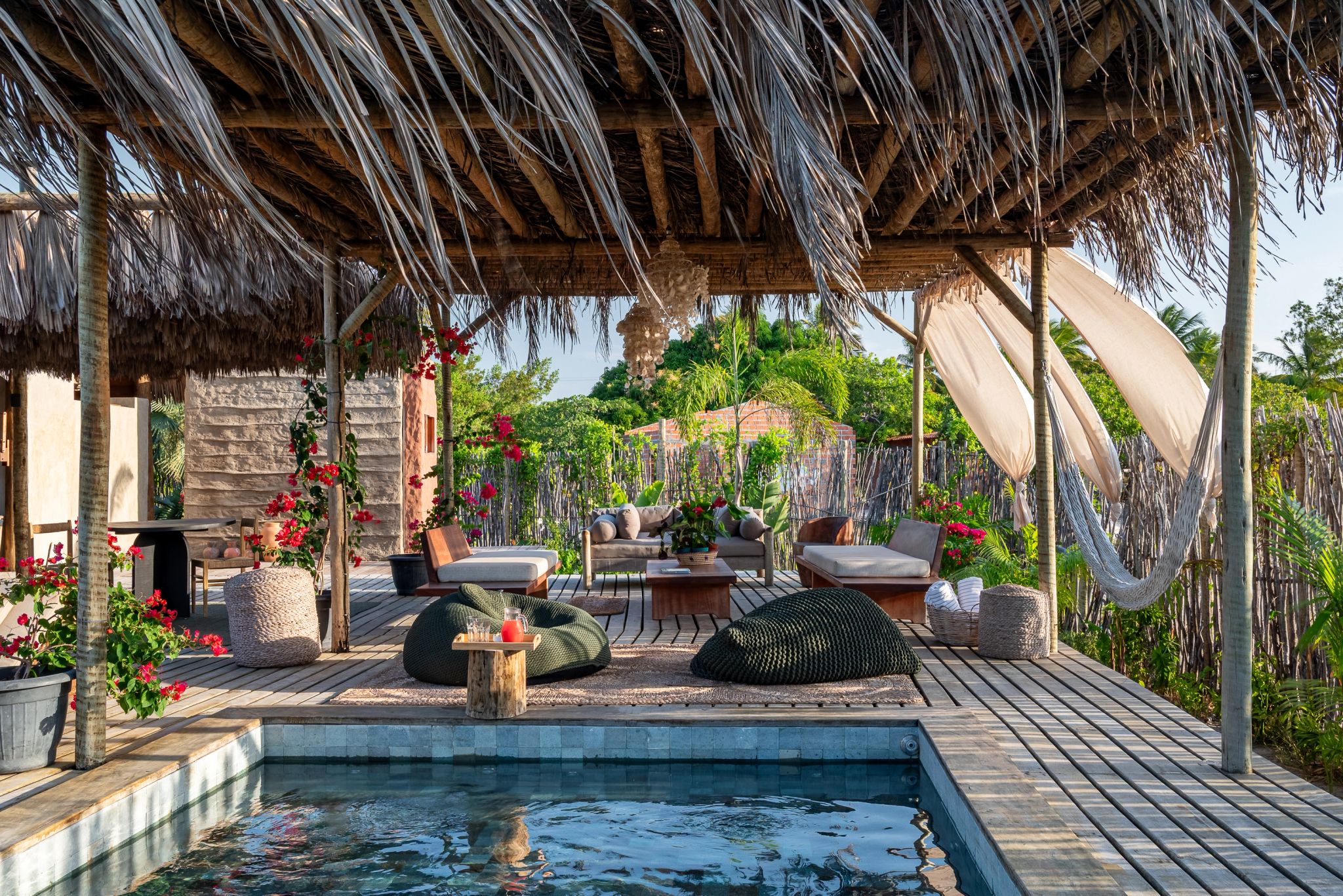 piscina ao ar livre - area externa - banho de sol - piscina externa