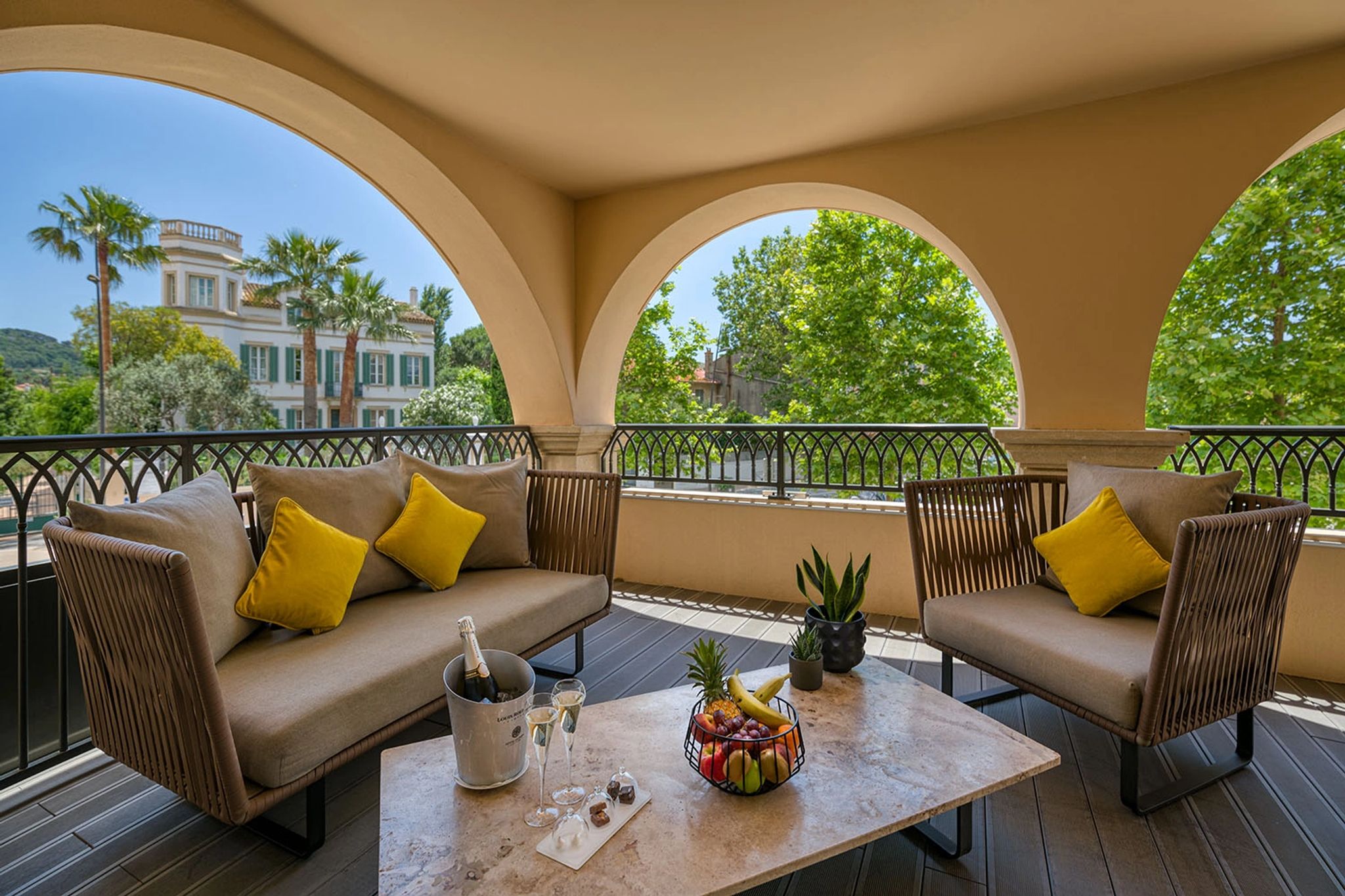 Terraõ da Suíte suite terraço - hotel de paris saint tropez-sala de estar design curvo-sofisticado varanda