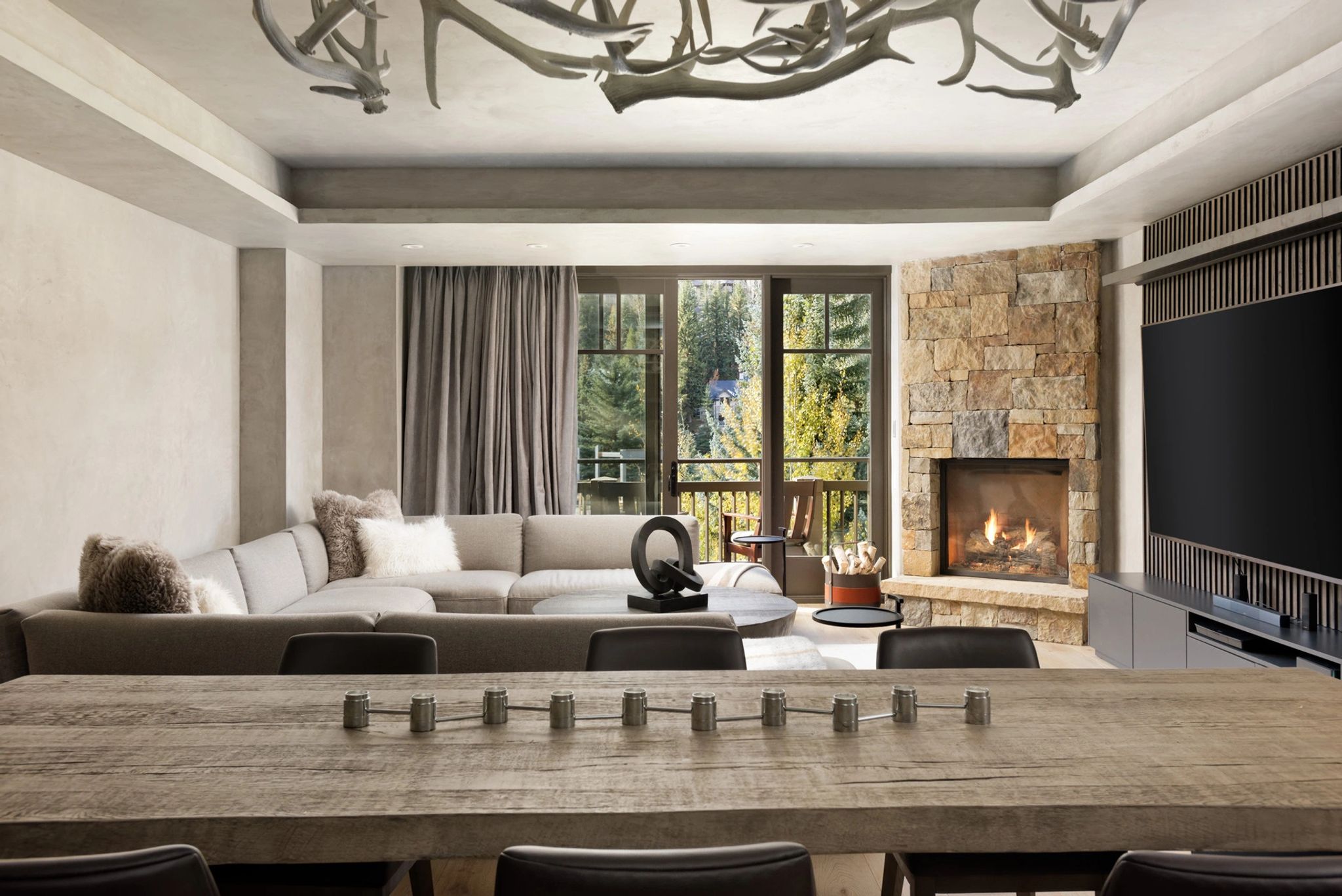 decoraçao rustica - moveis em madeira - mesa de jantar - sala com varanda