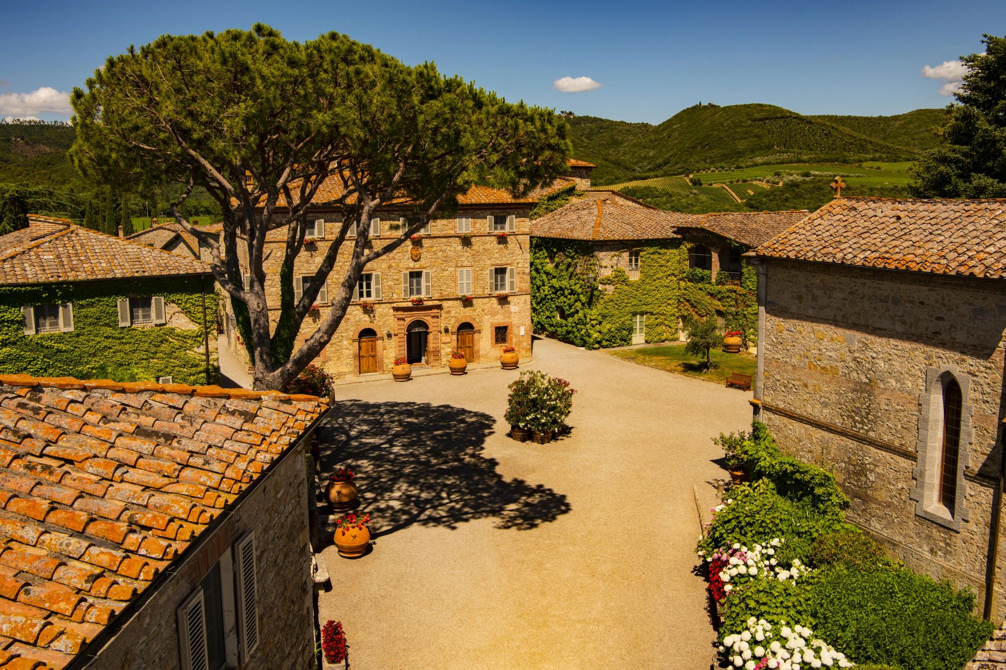 arquitetura em pedra – arquitetura toscana – villa medieval - hotel no campo - destino de natureza