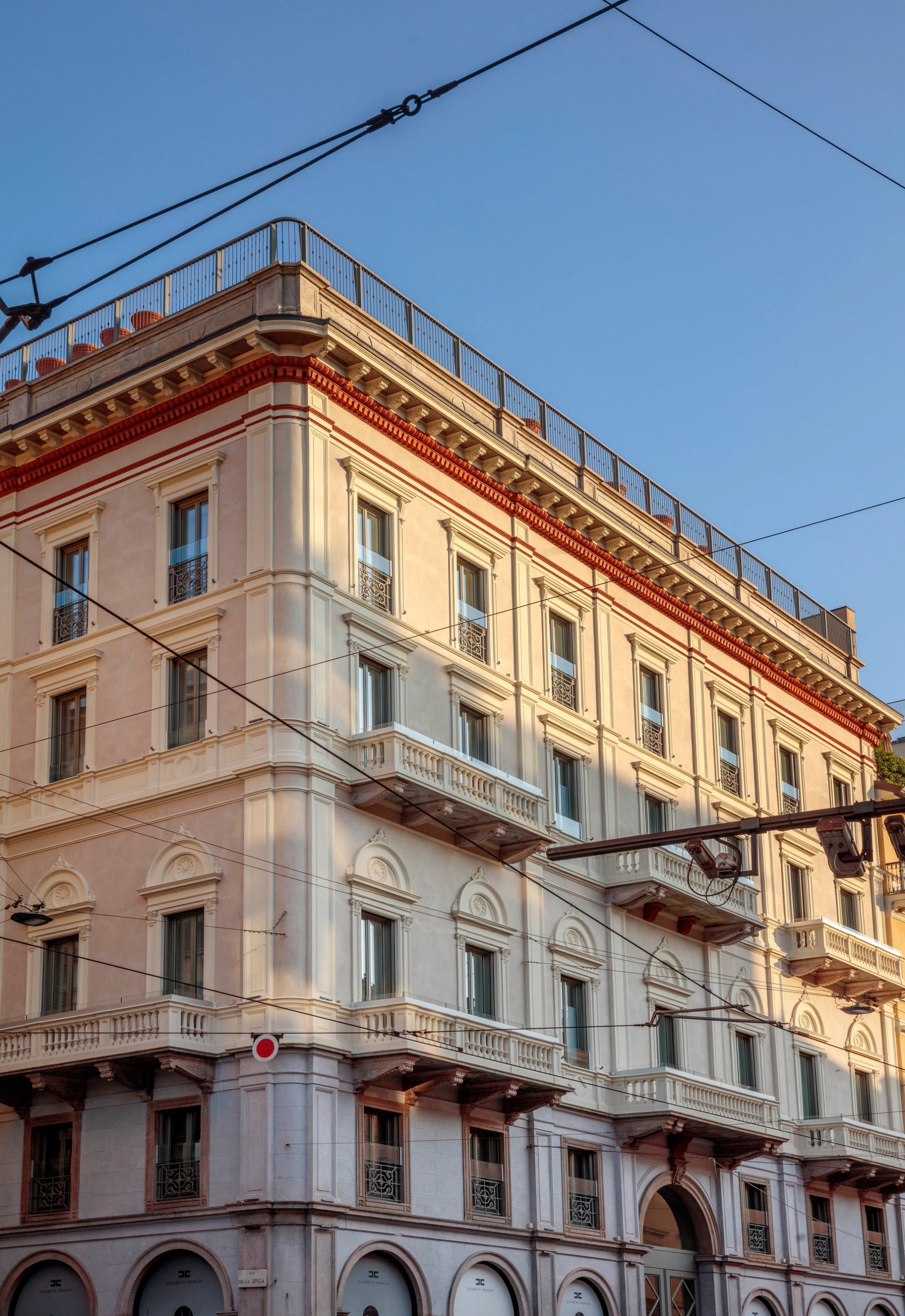 fachada de luxo - via manzoni milão – rocco forte house hospedagem elegante