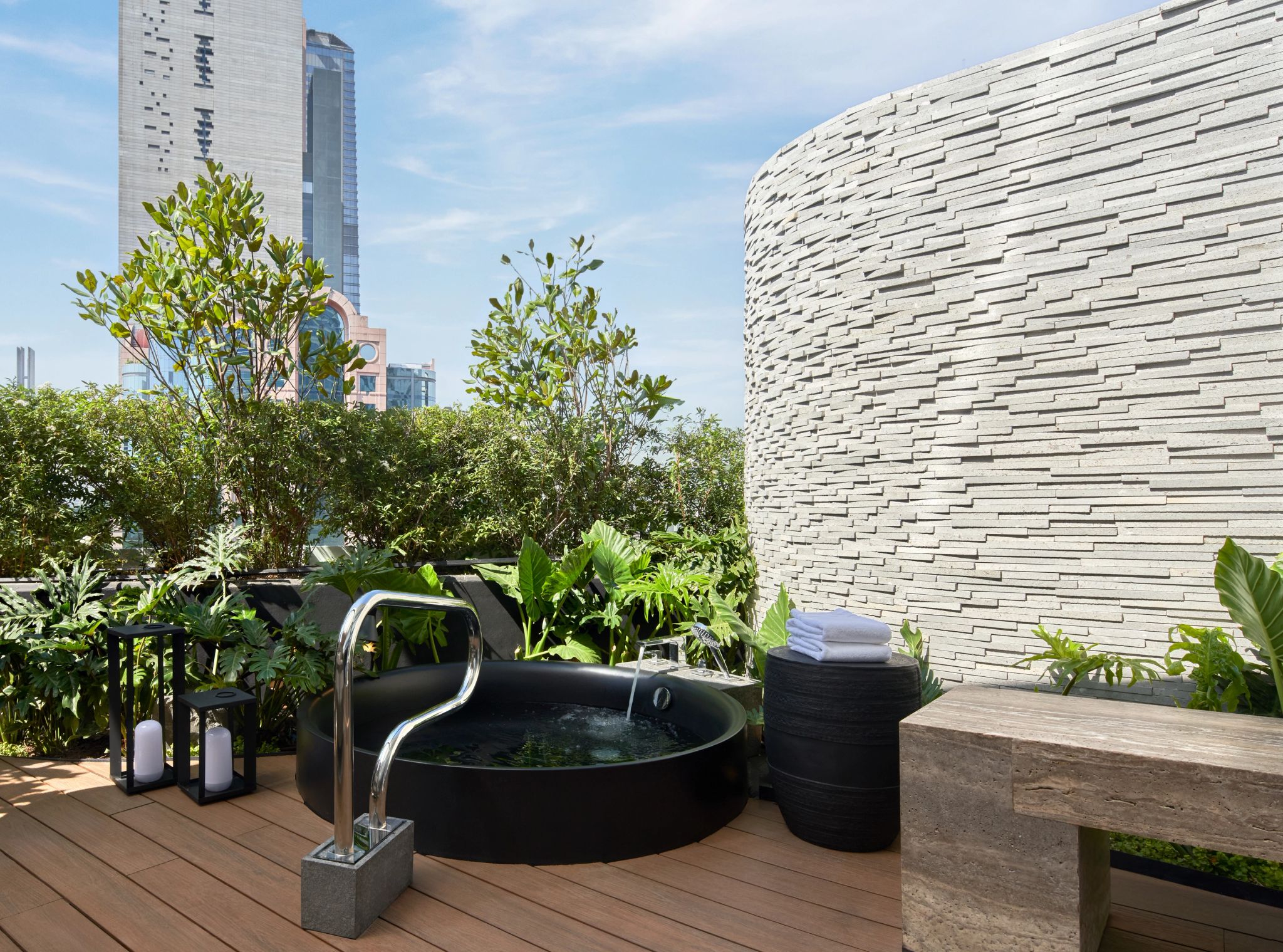 banheira externa - terraço com banheira – banho de banheira