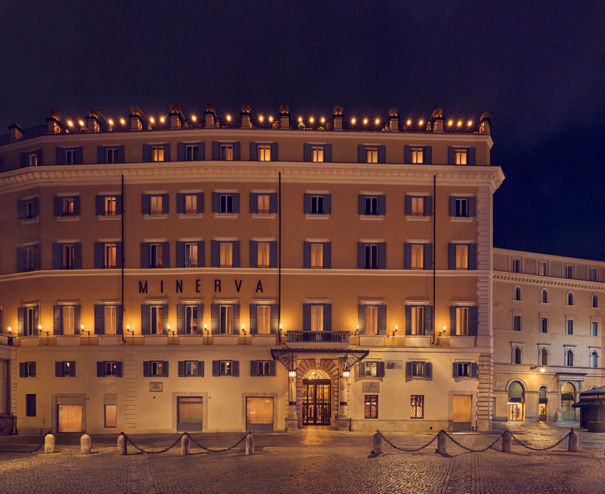 Fachada do Hotel iluminacao noturna fachada – orient express roma – hotel boutique roma