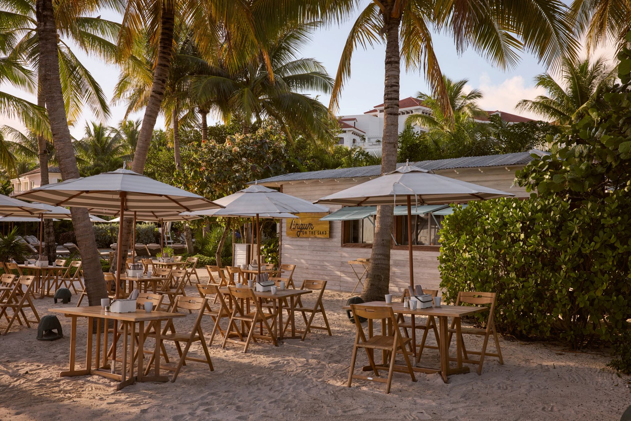 restaurante pe na areia - almoço na praia – refeiçao ao ar livre - tingum on the sand