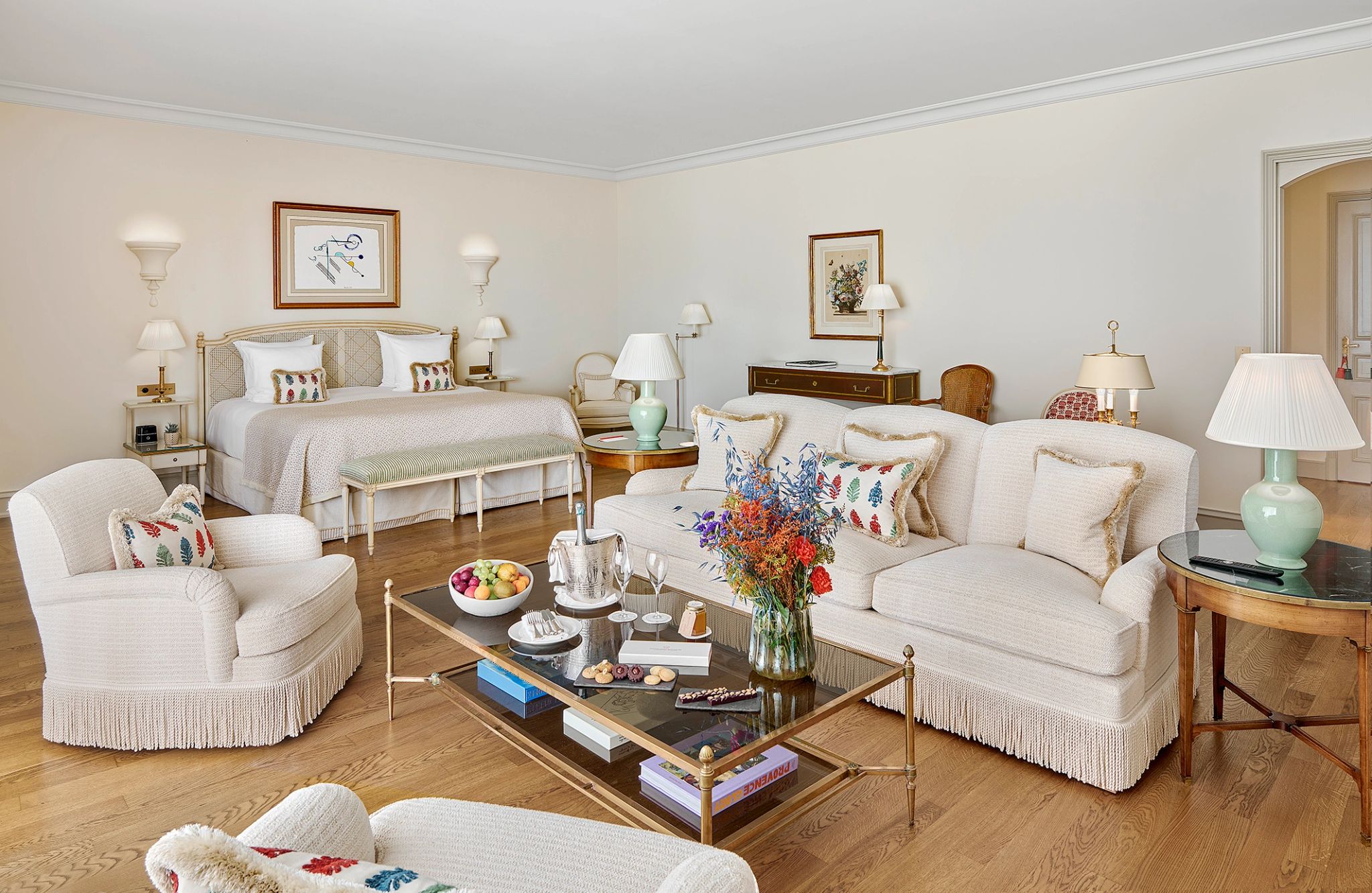 suite com sala - sala de estar - suite de luxo - obras de arte