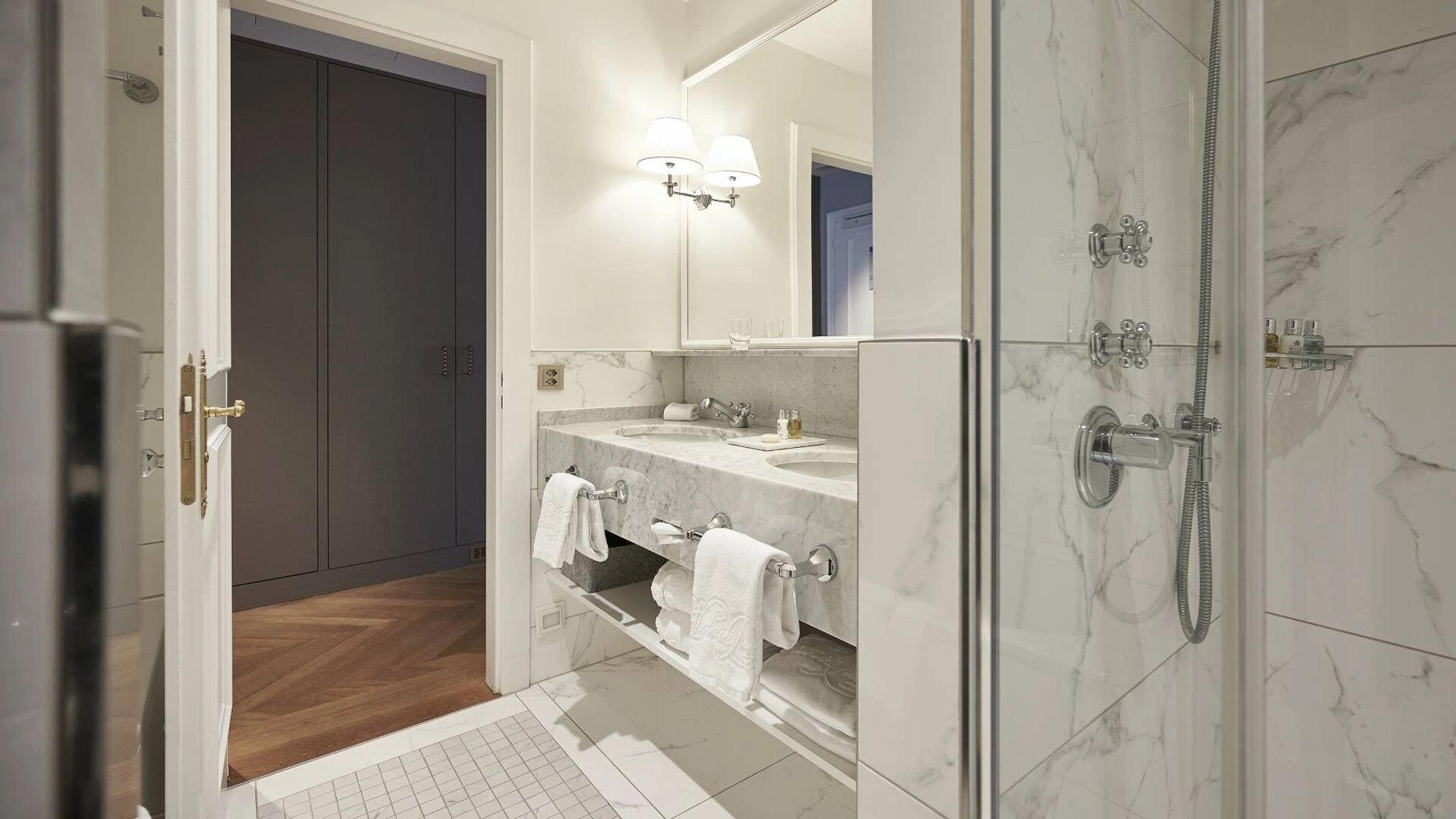 Superior Junior Suite banho premium – banheiro grande – banheiro luxuoso