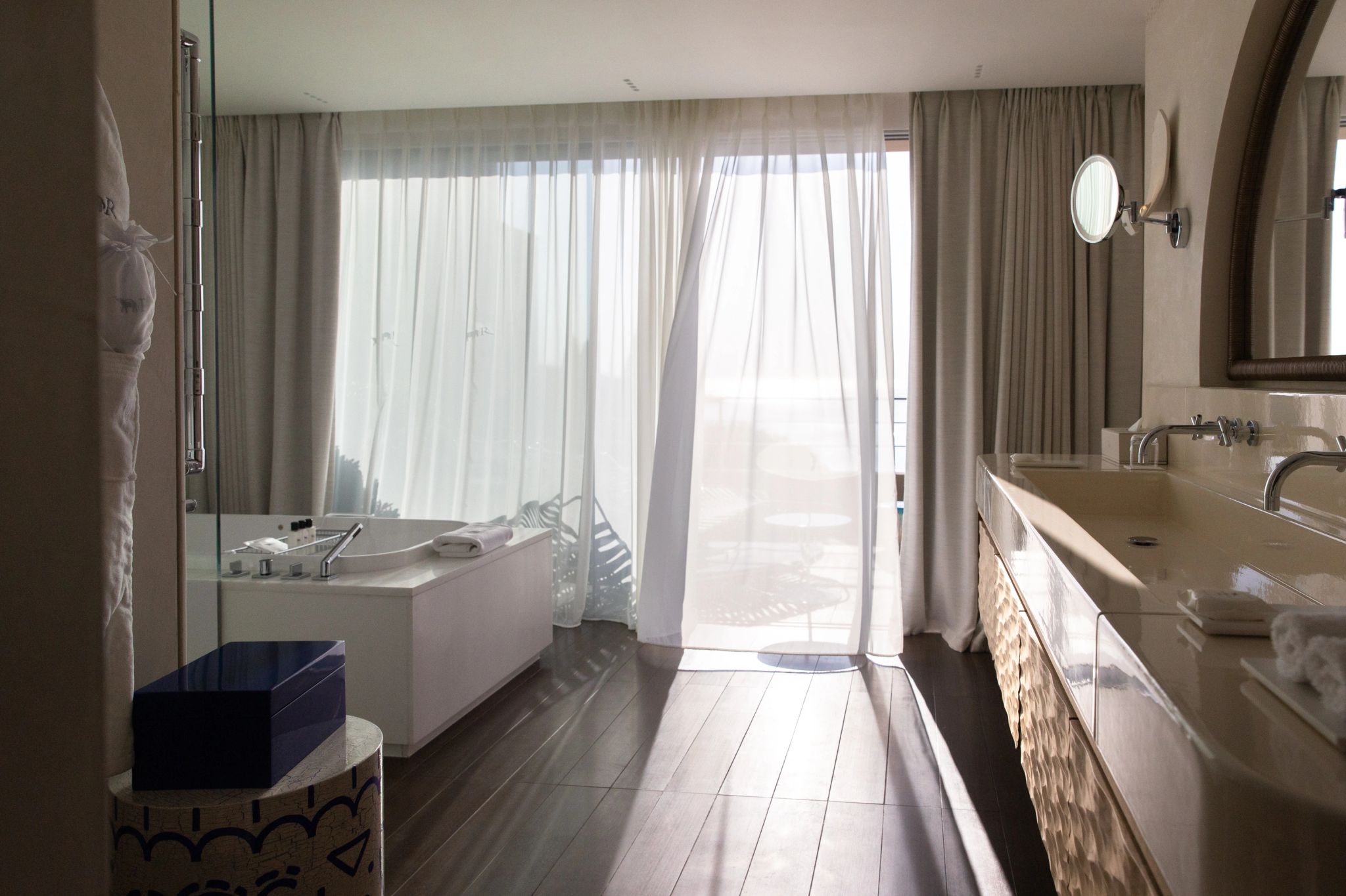 Mediterranean Suite banheira de imersao – banheiro grande – banheiro de luxo