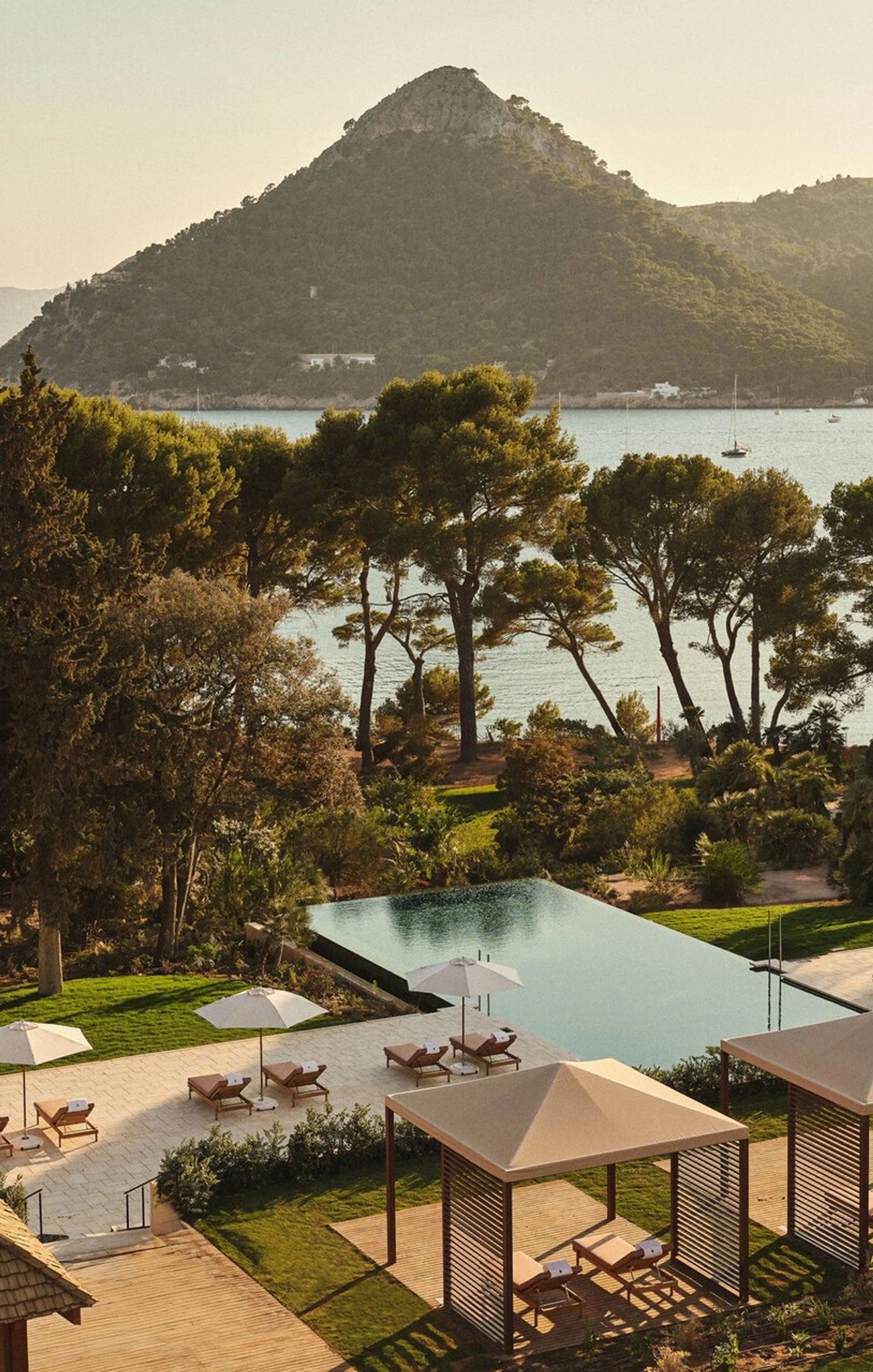 piscina infinita - montanhas e mar - hospedagem premium