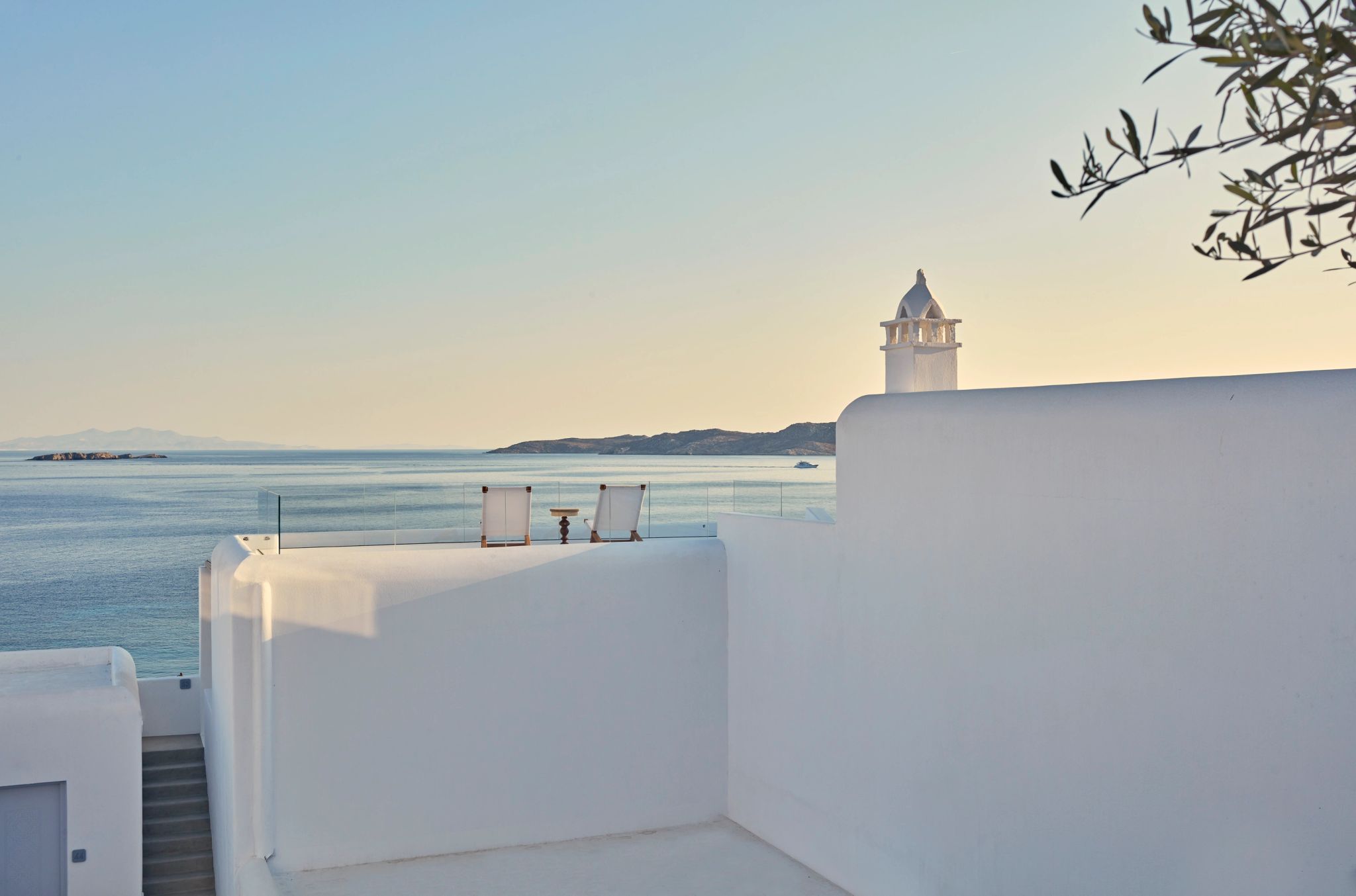 Área da piscina banho de sol - espreguiçadeiras - atividades de lazer