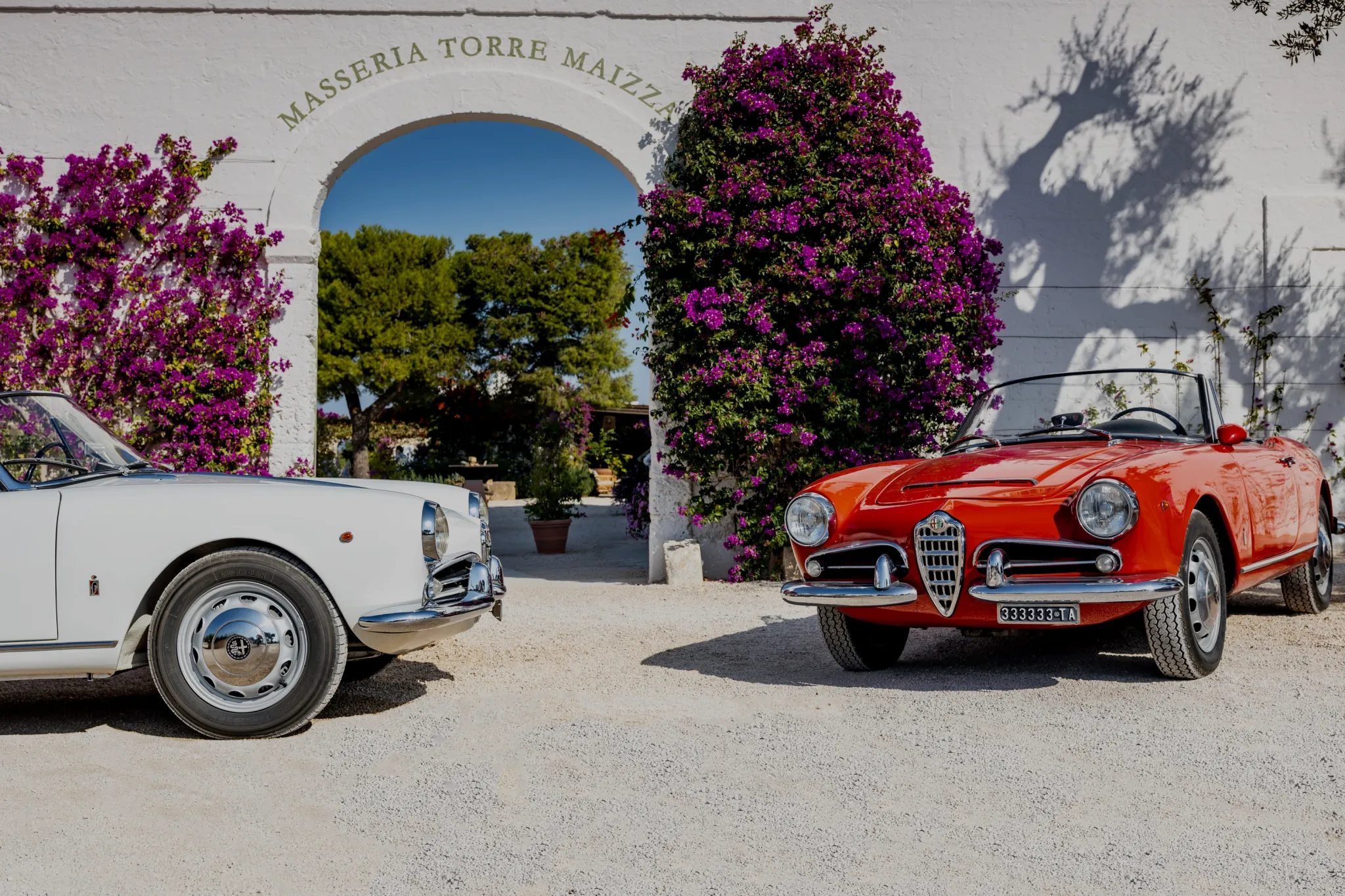 hotel no campo - carro de luxo - carro vintage - natureza - paisagem natural