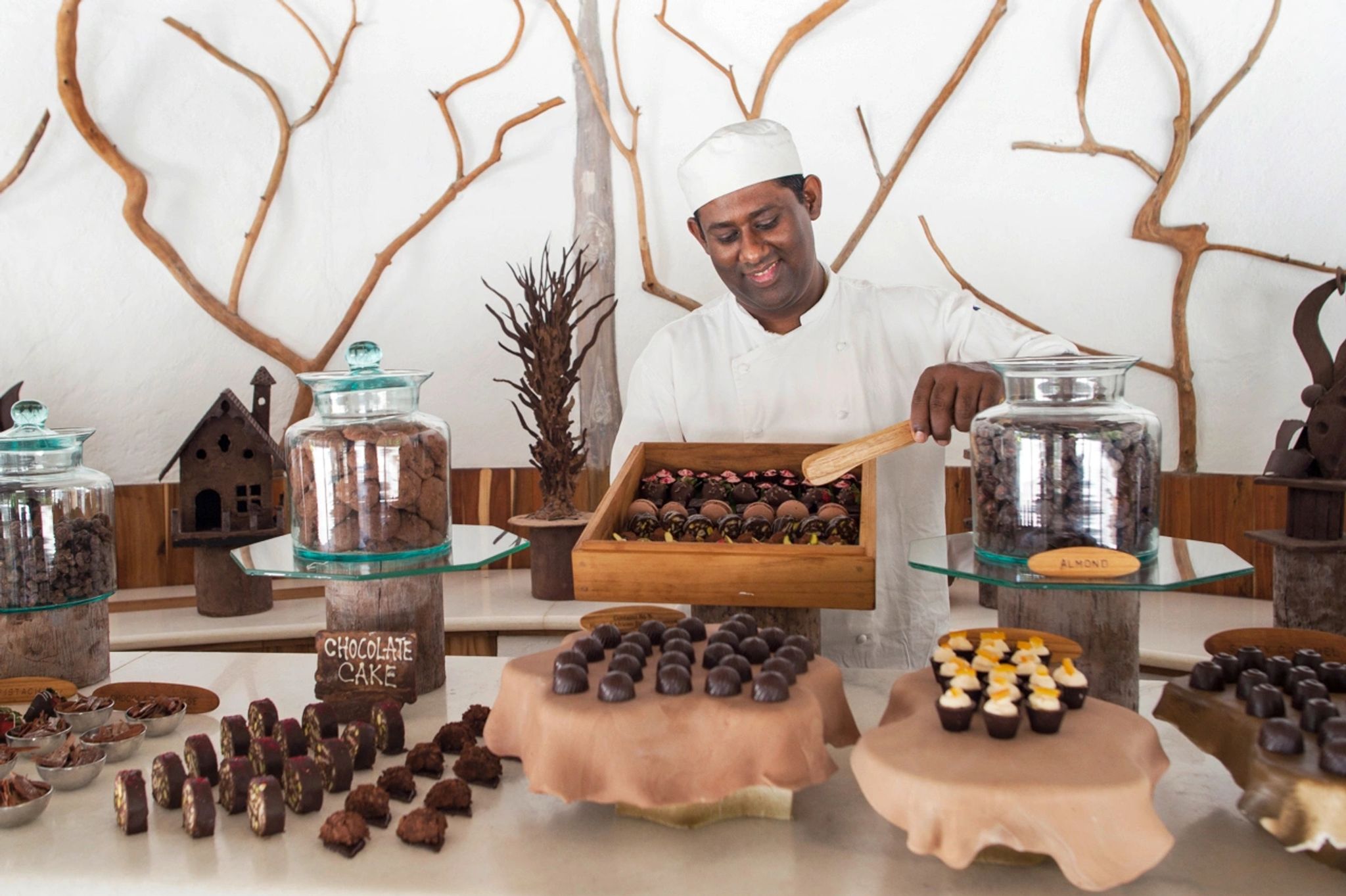 Chocolate atelier chocolate trufas - preparo artesanal - sobremesas exibicao