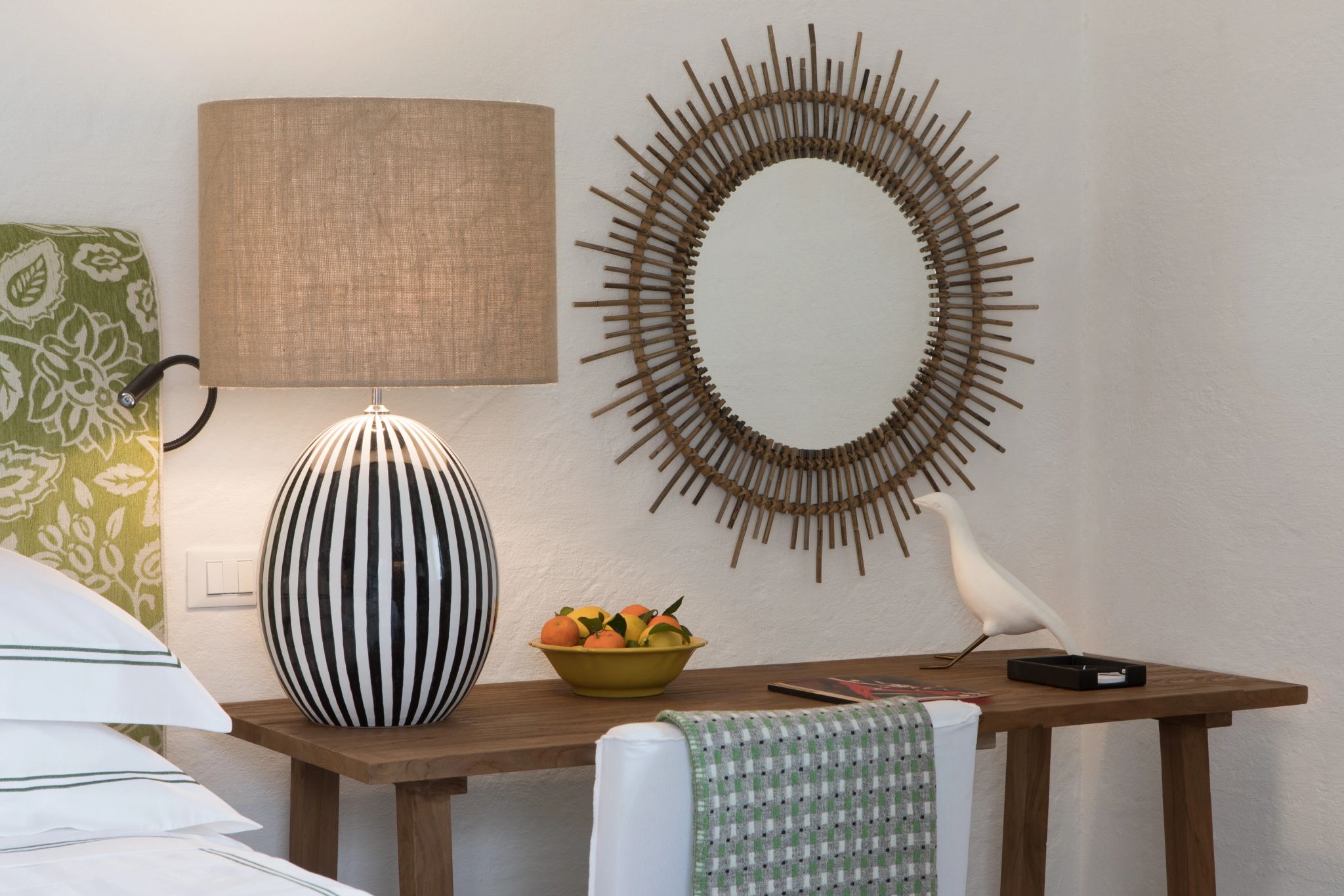 Deluxe Room Terrace and Garden design de luxo – mesa de cabeceira - decoraçao moderna - mesa de trabalho - quarto de luxo