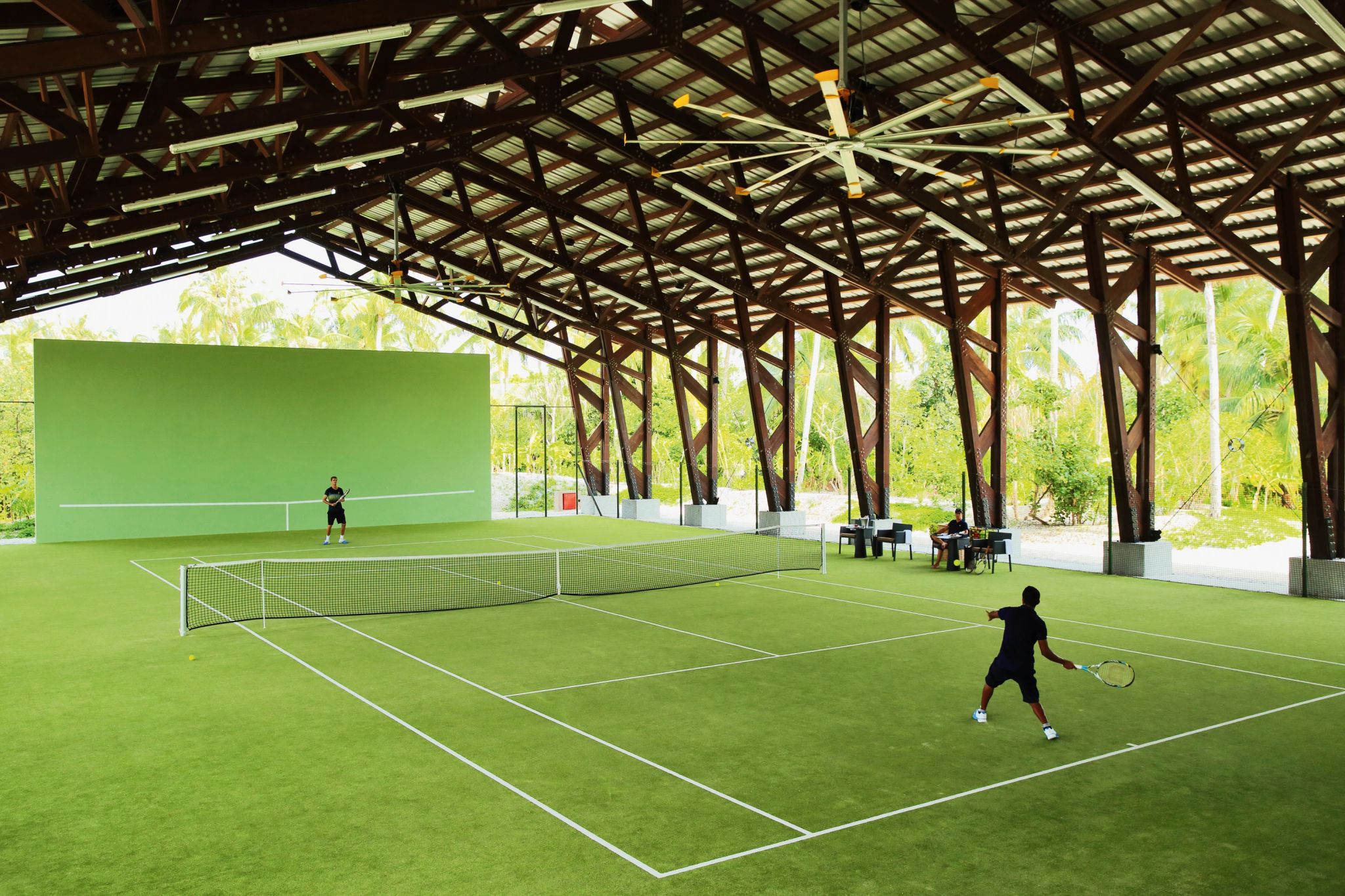 quadra de tenis de luxo – esporte nas maldivas – jogo de tenis