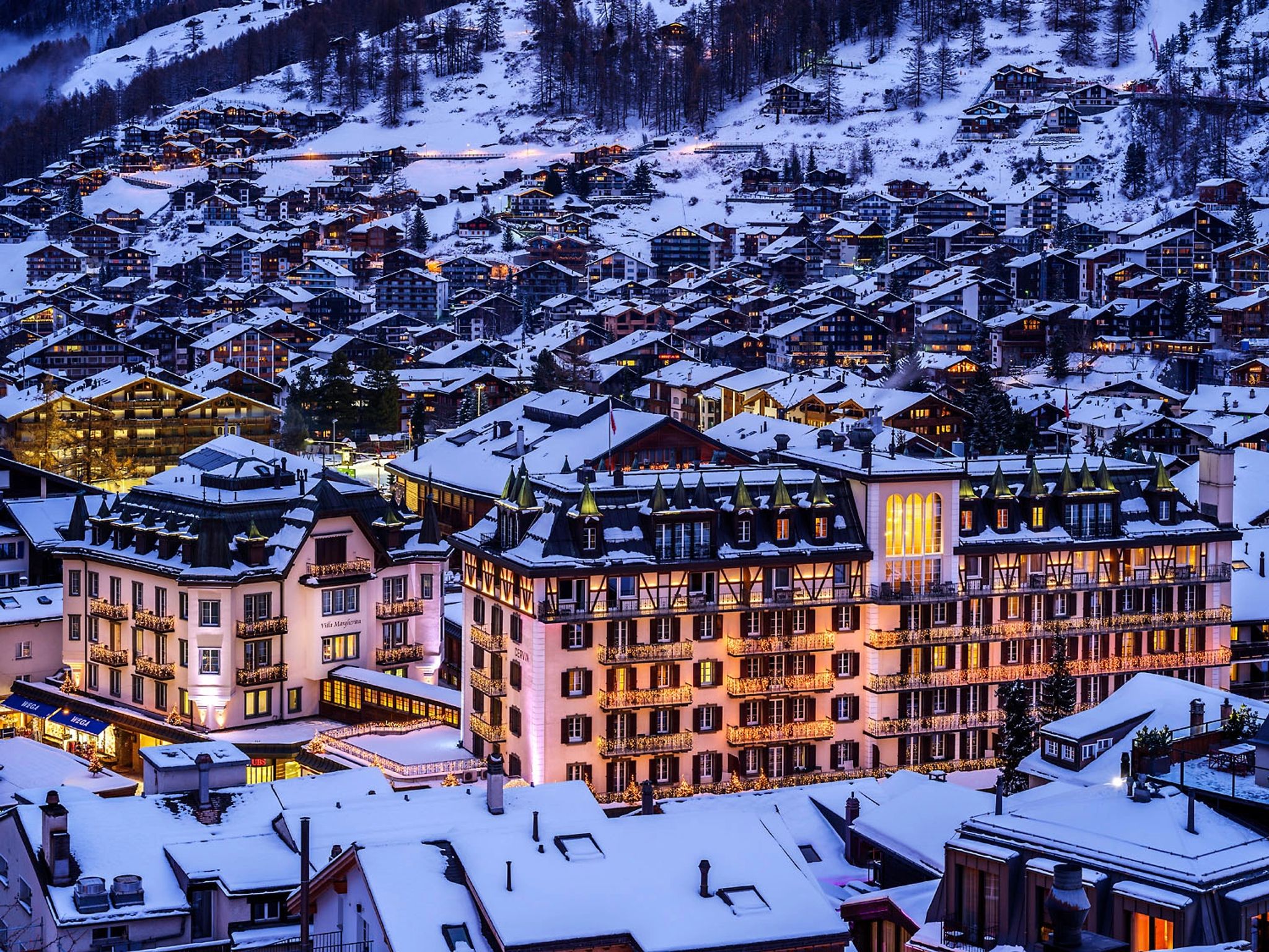 hotel no inverno - fachada na neve