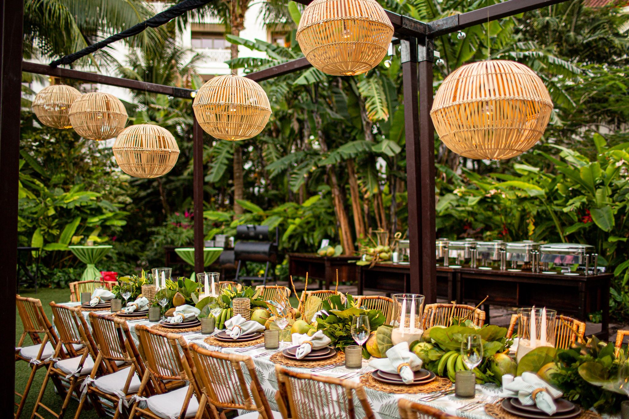 almoço ao ar livre – mesa jantar - evento de luxo - almoço em familia – decoraçao tropical