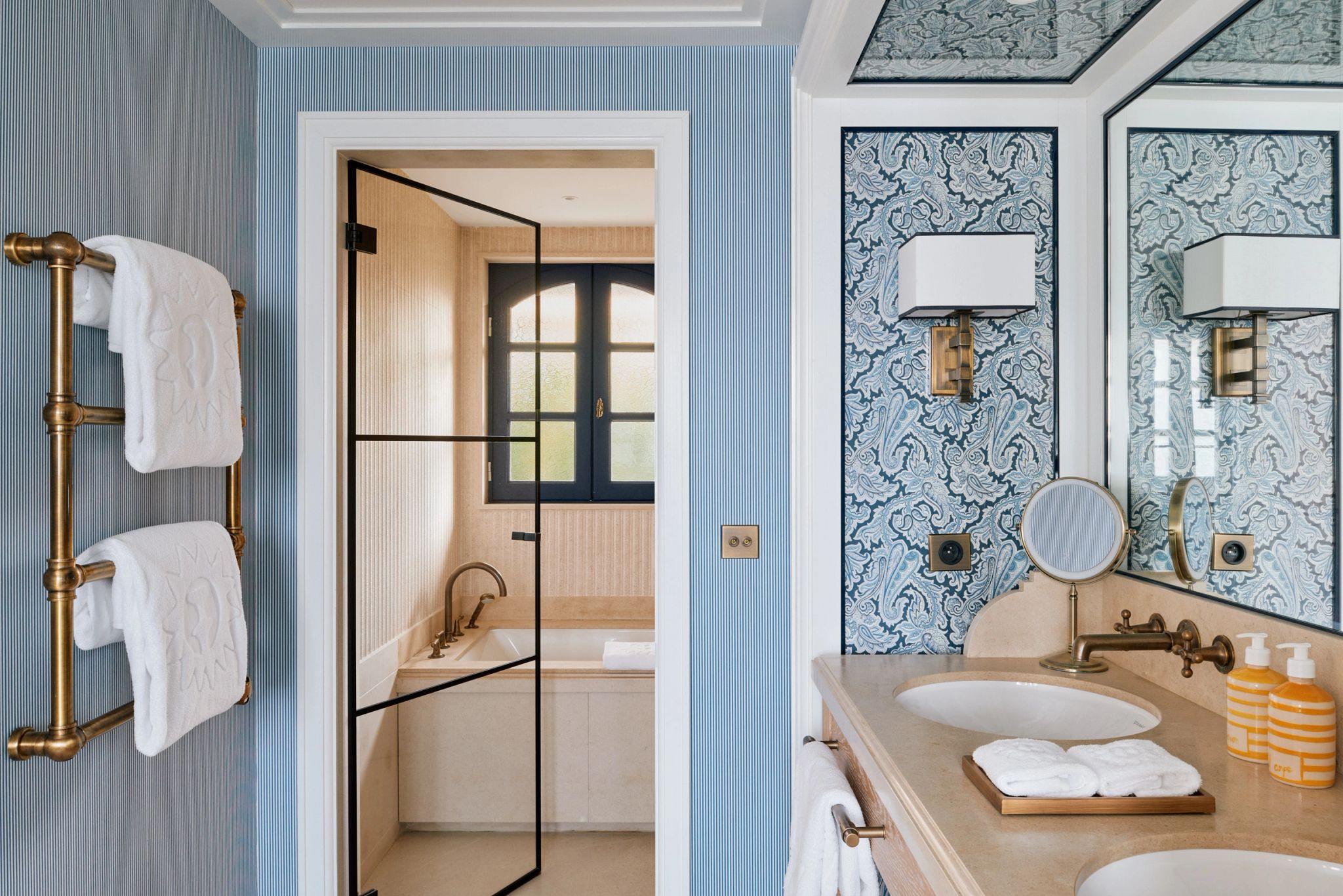 Arev Garden Cottage banheiro luxo - pia dupla - banheira de imersao