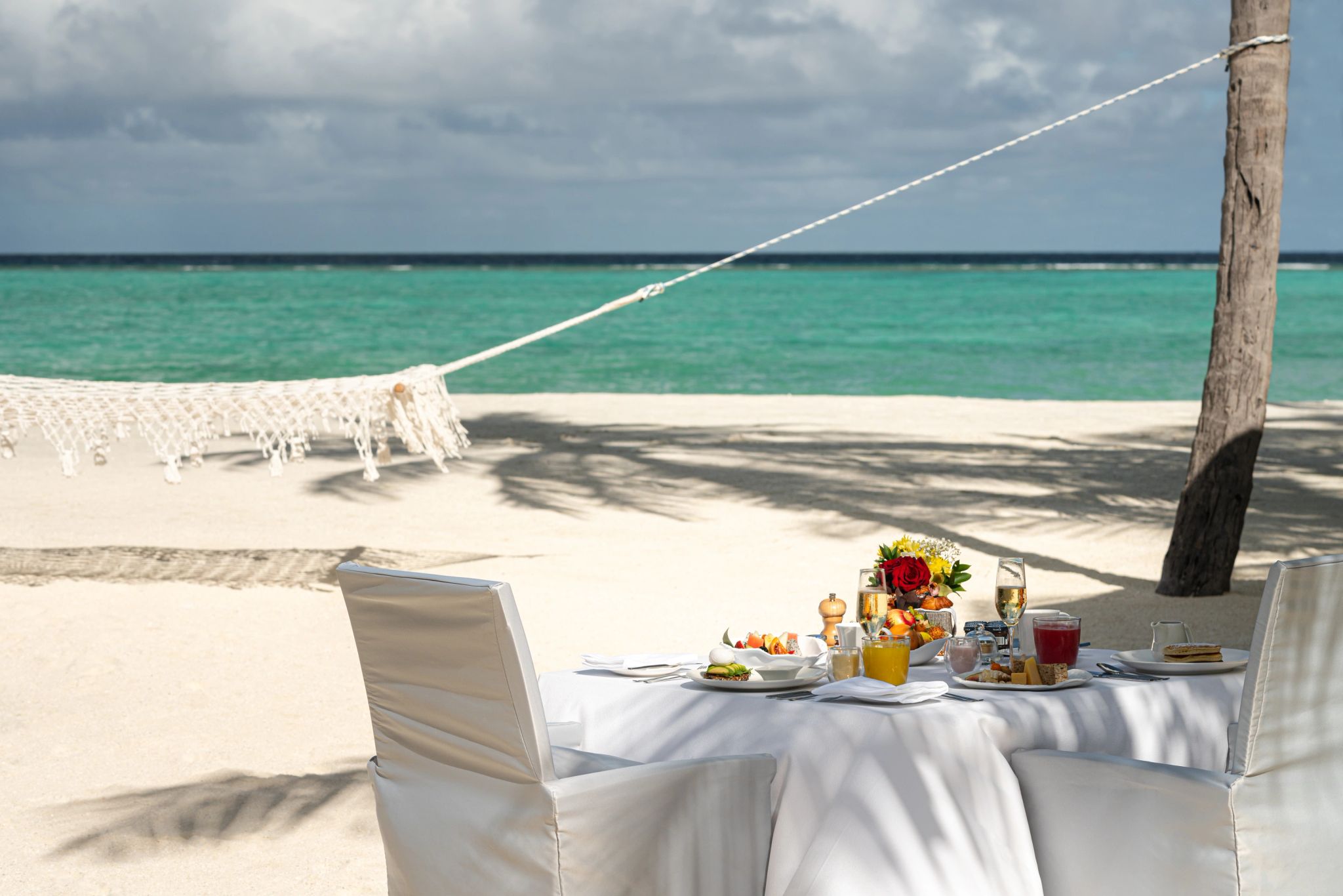 rede na praia - rede de descanso - almoço frente mar - almoço na praia