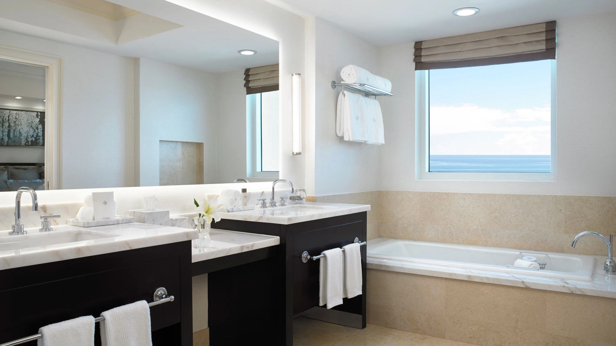 banheiro com pia dupla - pia dupla - banho de banheira - banheira em marmore