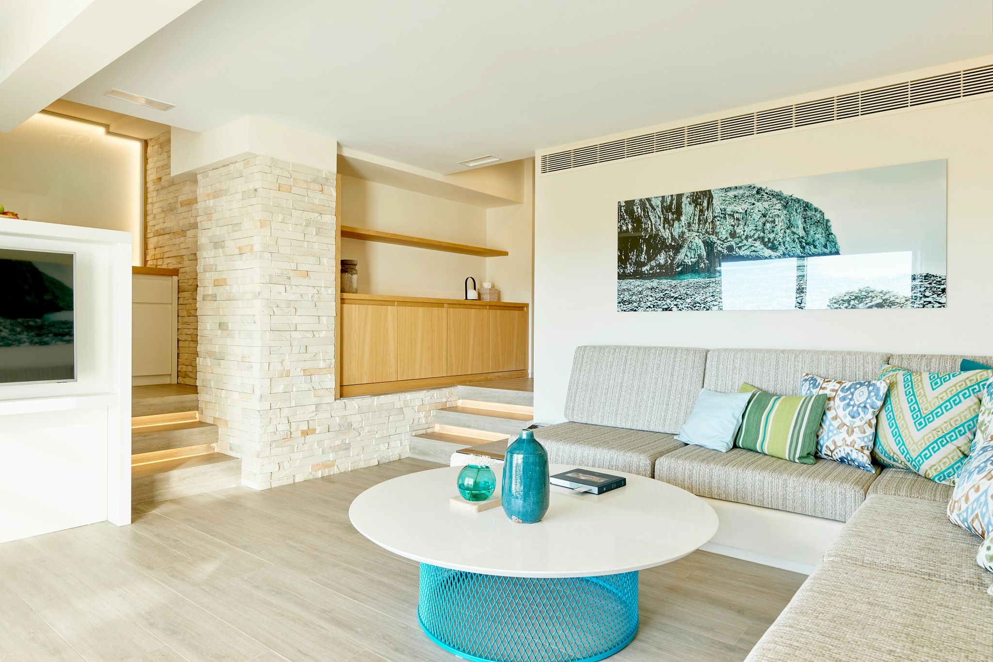 Resort Suite Deluxe  sala com sofa de design – iluminacao natural – conforto sofisticado