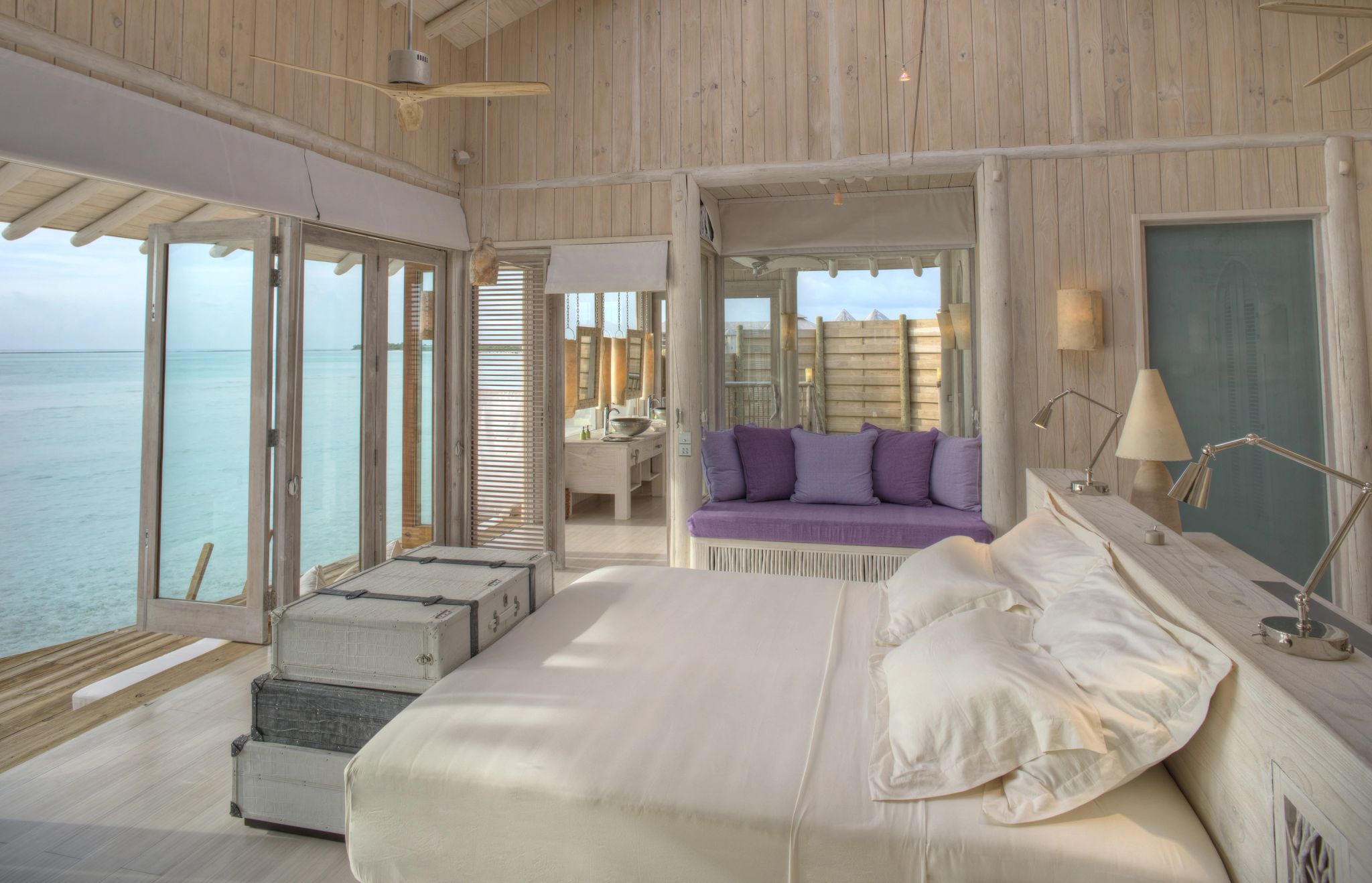 One Bedroom Water Retreat Slide  quarto vista mar - vila de luxo - vila beira mar