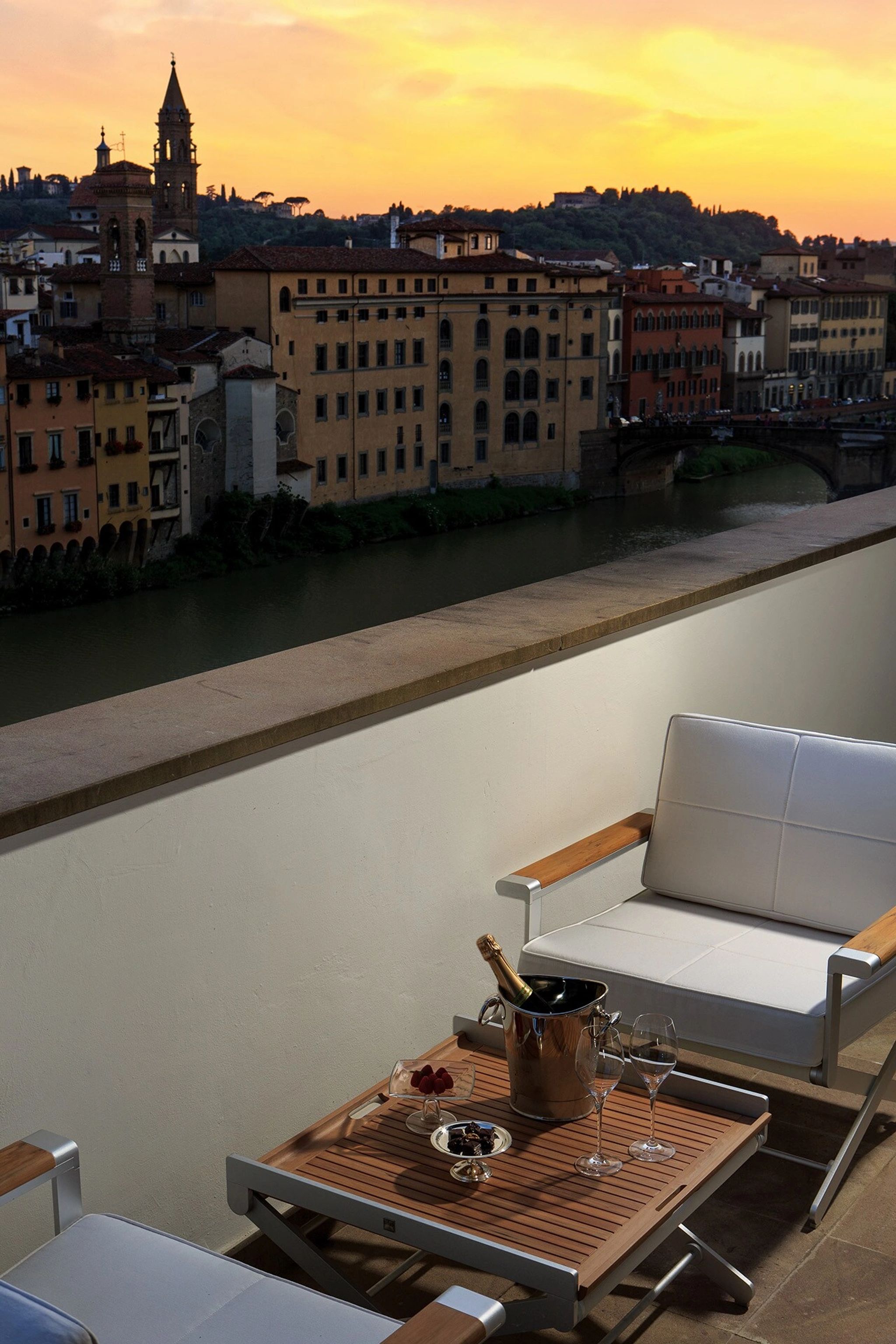 Ponte Vecchio Suite quarto com varanda - mesa externa - vista rio arno