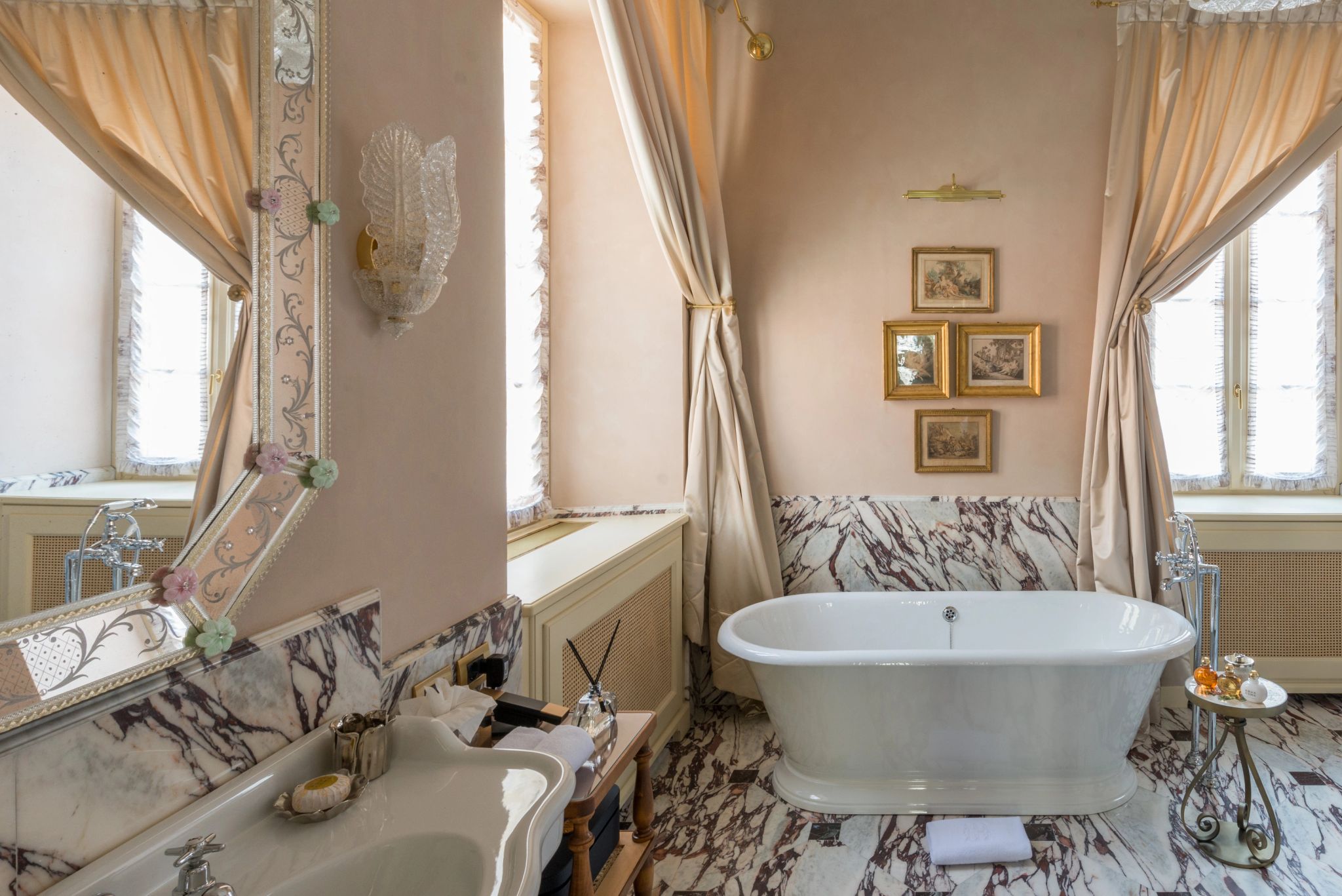 Room in the Villa banheiro com marmore – banho de banheira – banheiro chique