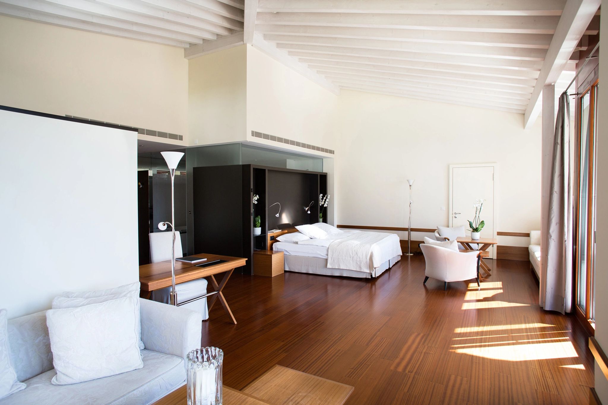 Nescens Junior Suite cama de hotel - decoraçao chique – mesa de trabalho