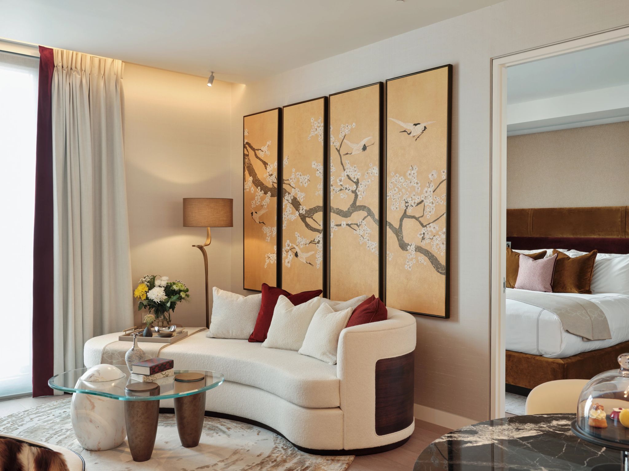 decoraçao oriental - obras de arte - sofa confortavel - sala de estar