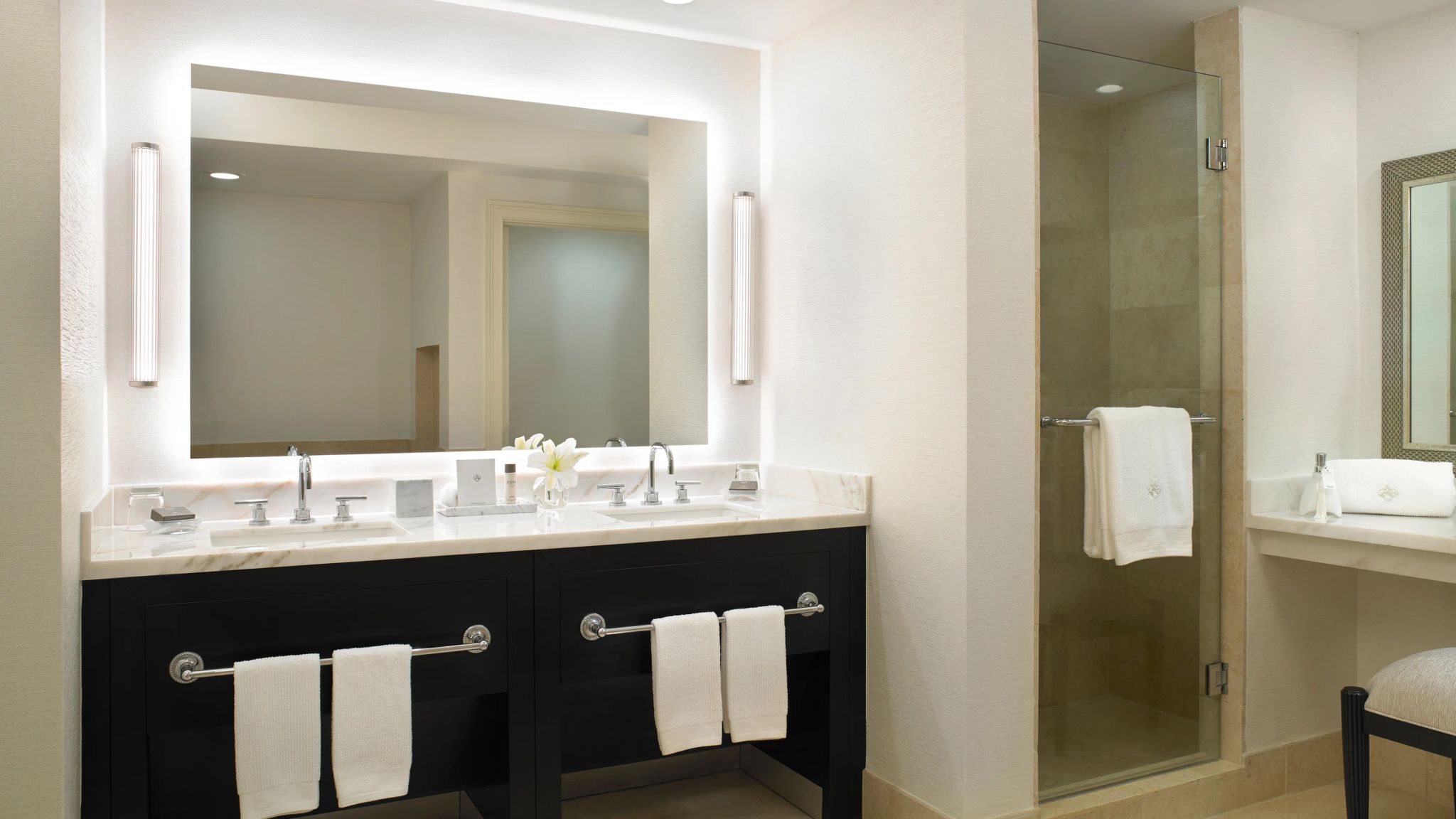 banheiro com pia dupla - chuveiro alta padrao - banheiro oceanfront room