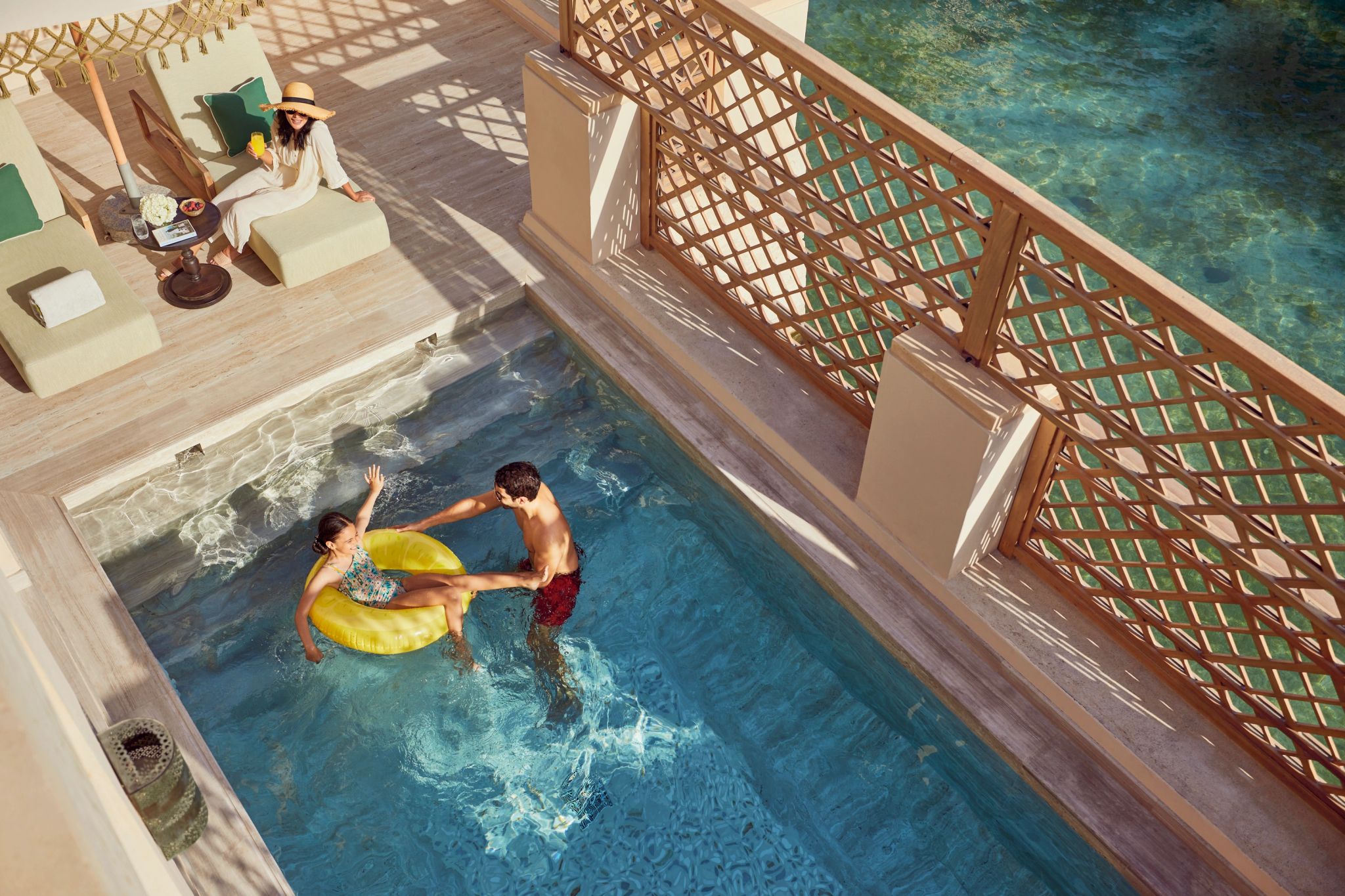 crianças se divertindo na piscina privativa da vila em dubai