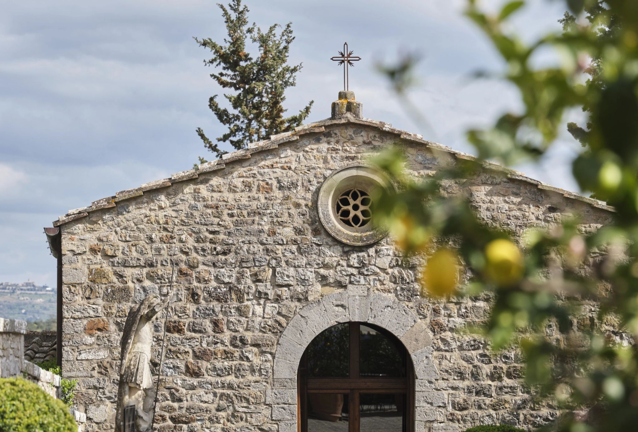 igreja antiga – igreja no borgo – arquitetura italiana