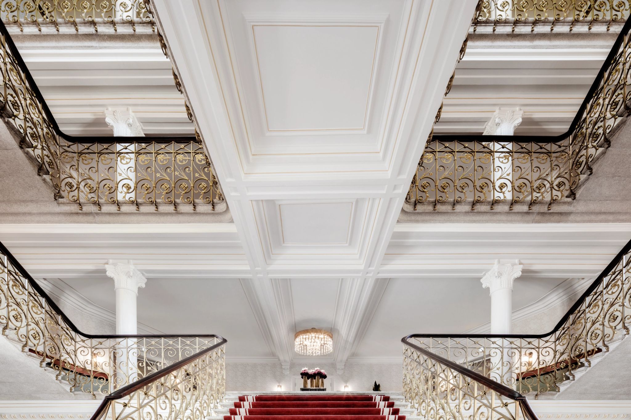 arquitetura classica – escadaria de luxo –  hotel castelo - castelo na suiça - tapete vermelho