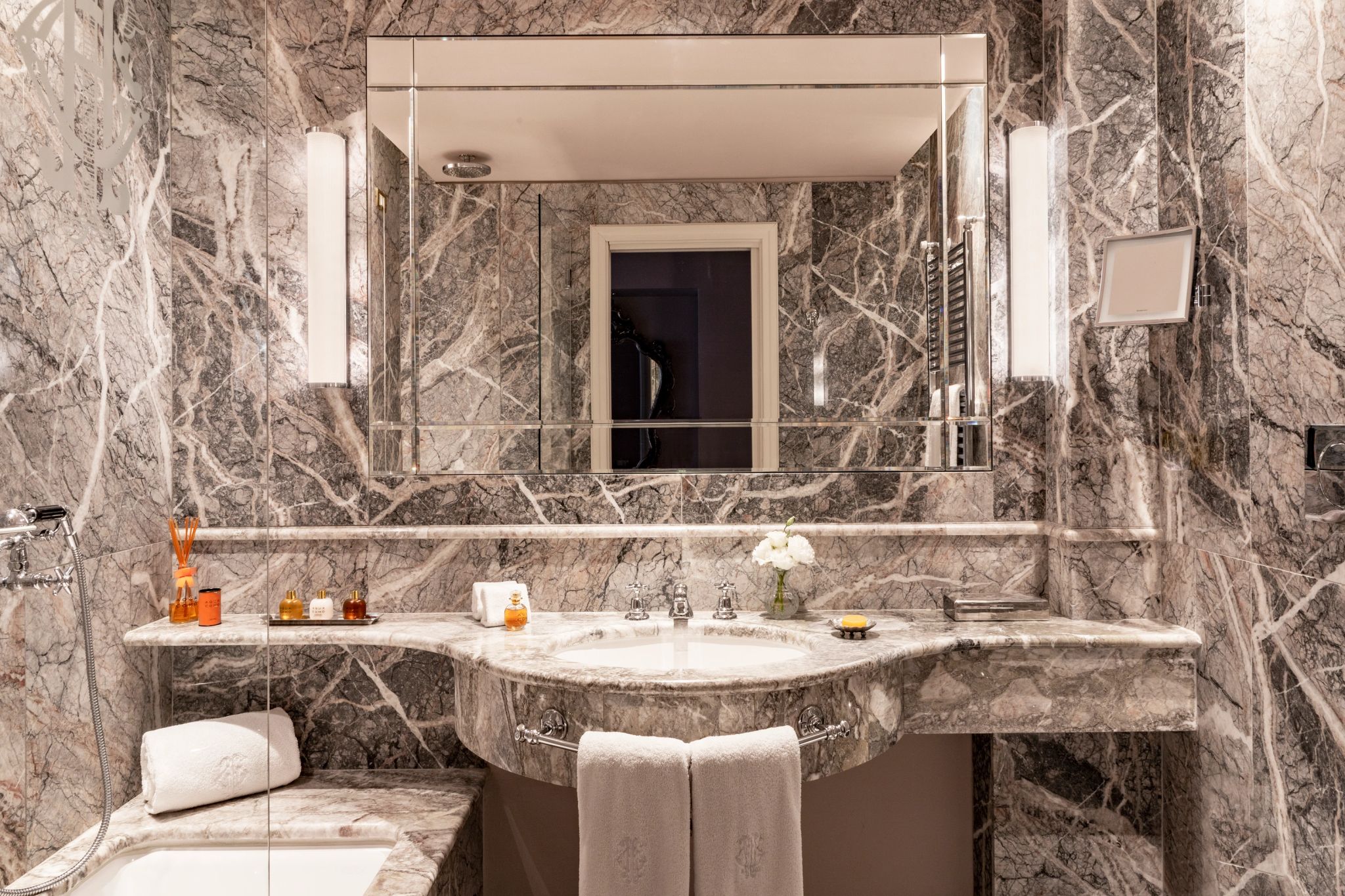 Lake View Prestige banheiro em marmore – banheira de luxo – banho premium