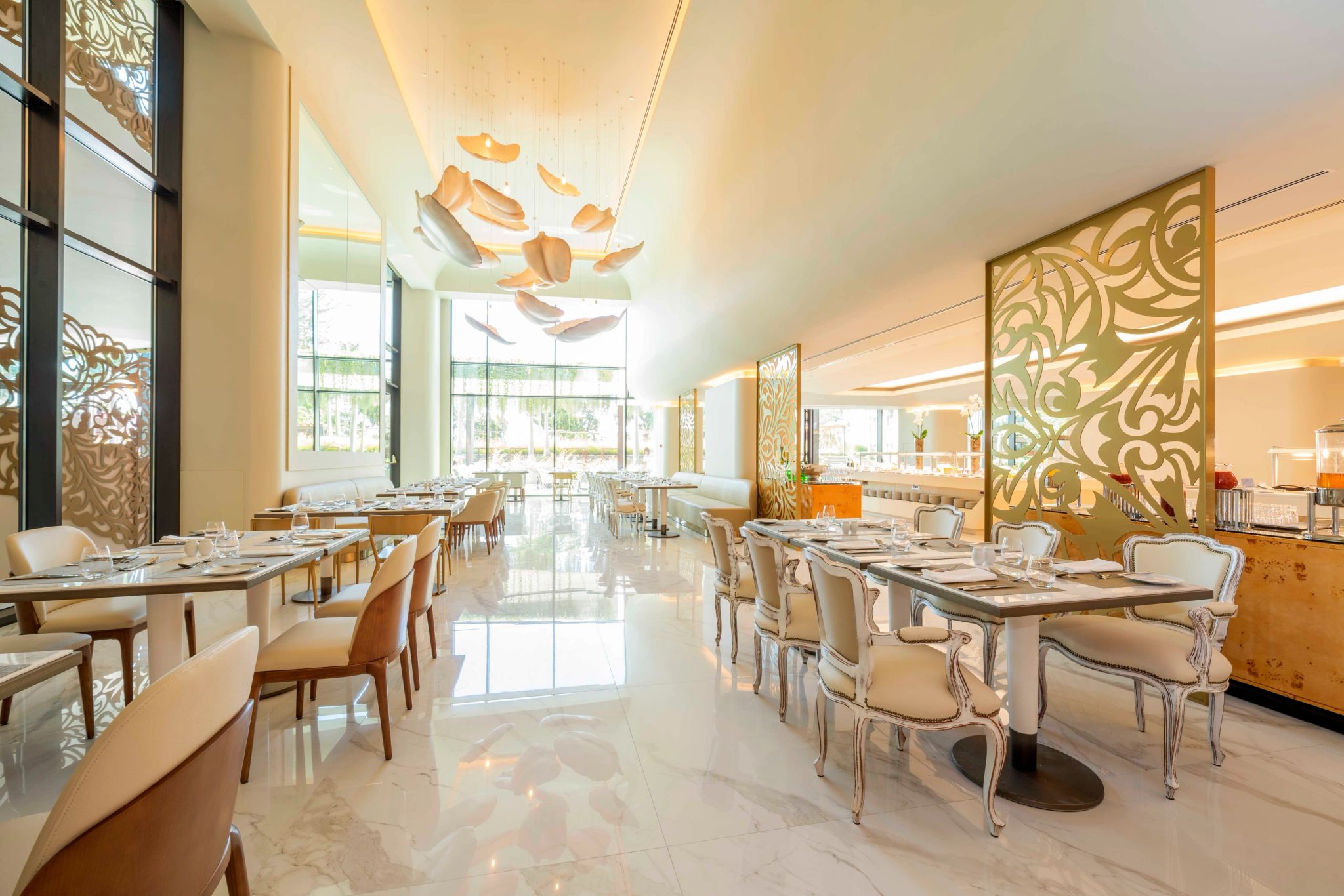 sala de jantar iluminada com menu exclusivo no savoy palace