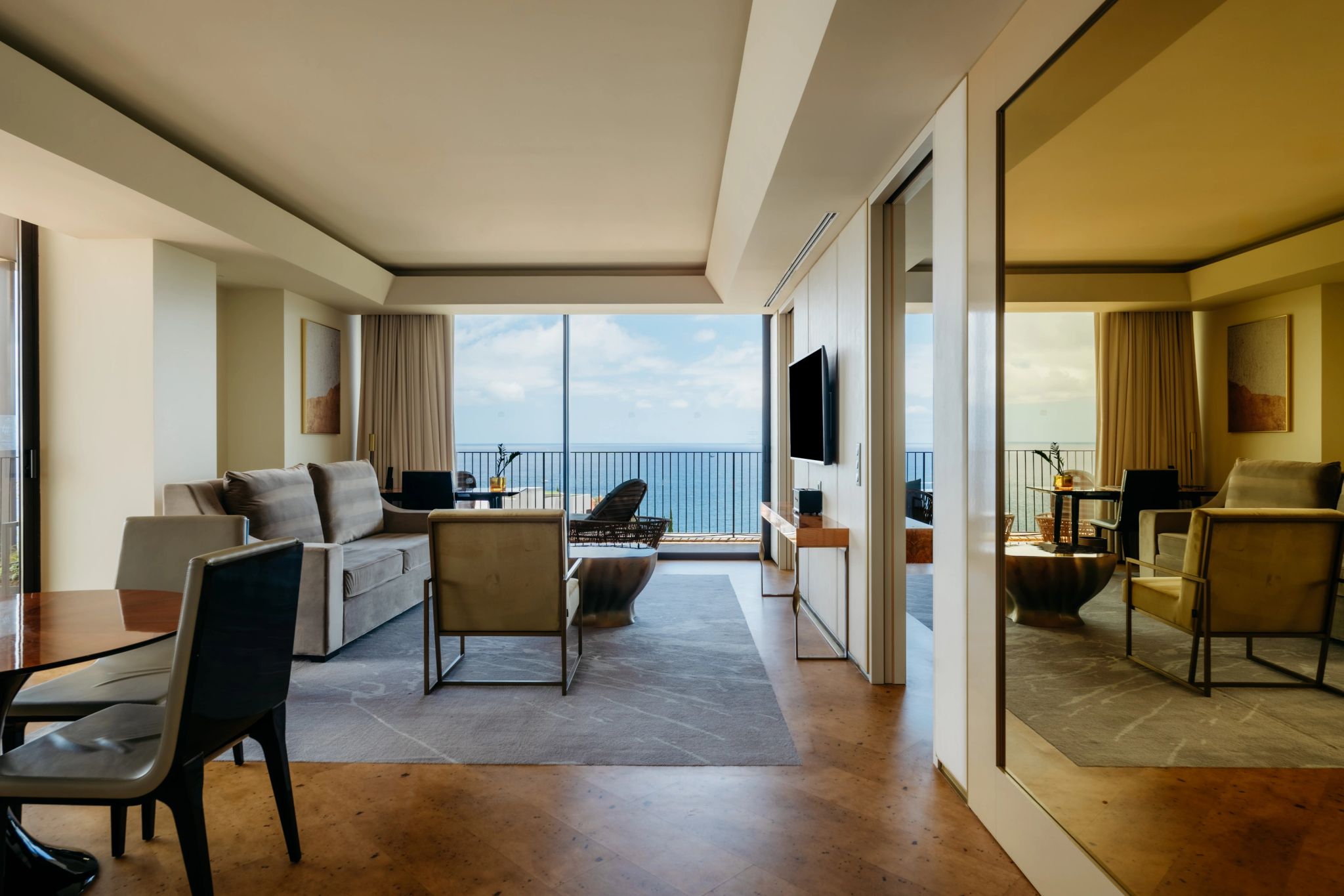 Ocean Suite espaco integrado com sofa e varanda em suite de luxo