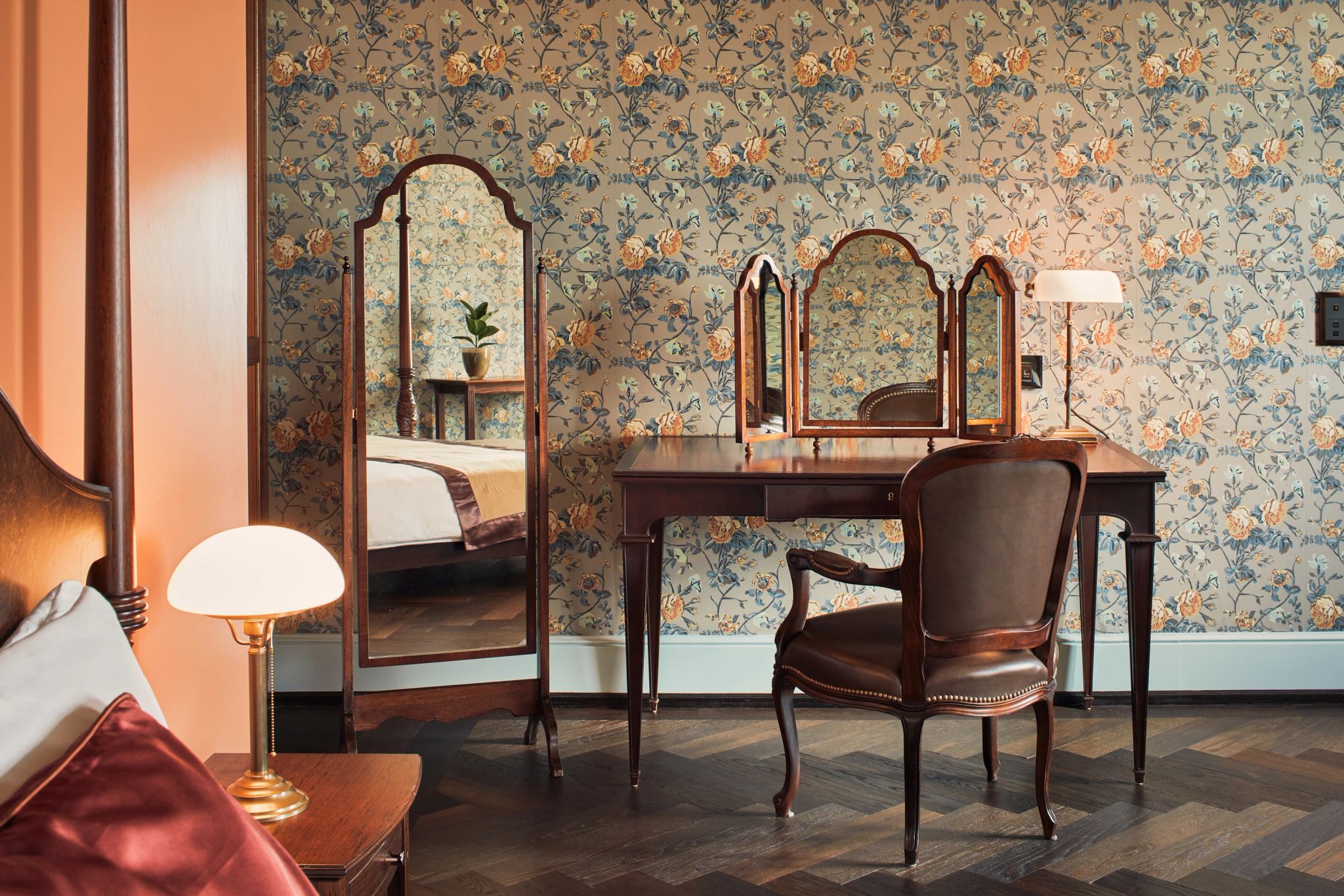 penteadeira classica – moveis de madeira – quarto de luxo - decoraçao classica