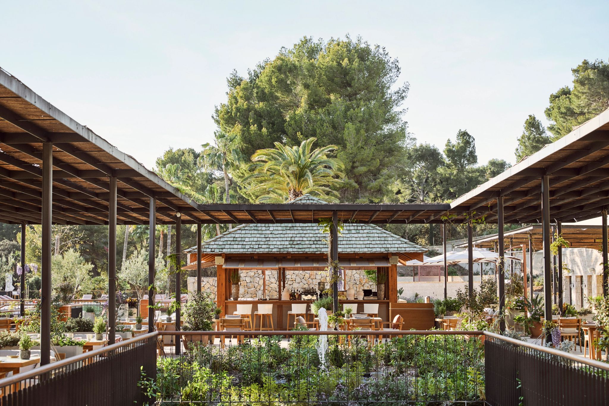 Quiosc Restaurante mesas sob pergolado - vista para piscina - gastronomia casual premium