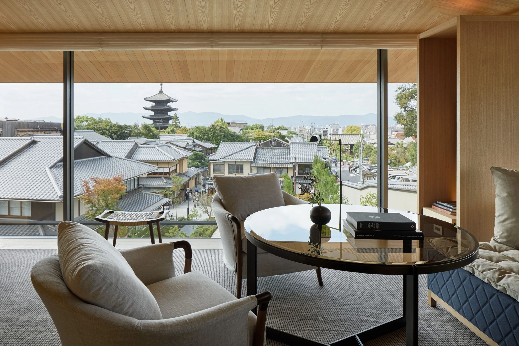 Sala com Vista Ninenzaka House   vista kyoto – suite de luxo – suite moderna
