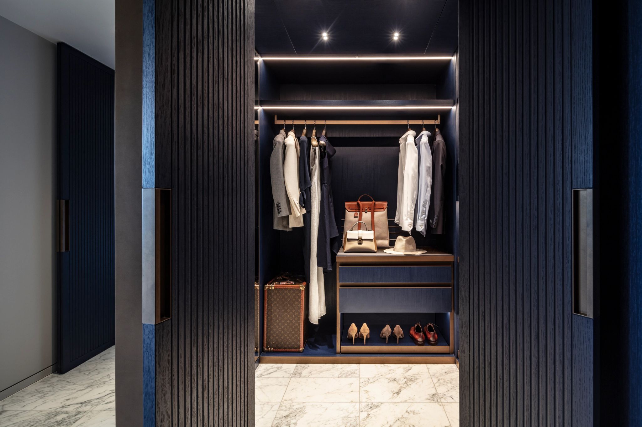 closet moderno - suite com closet - closet espaçoso