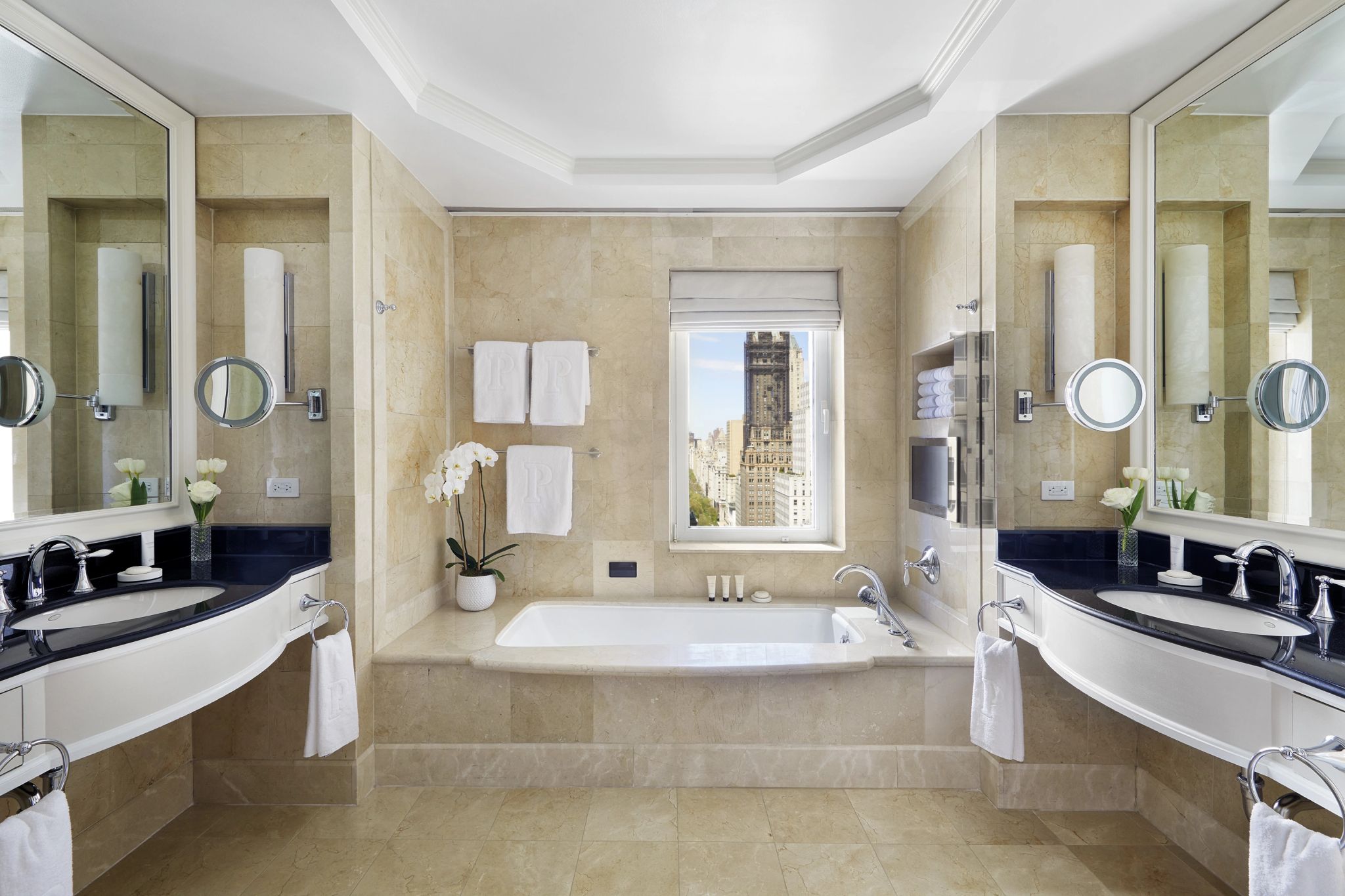 Deluxe Suite pia dupla – banheiro em marmore – banheira vista new york