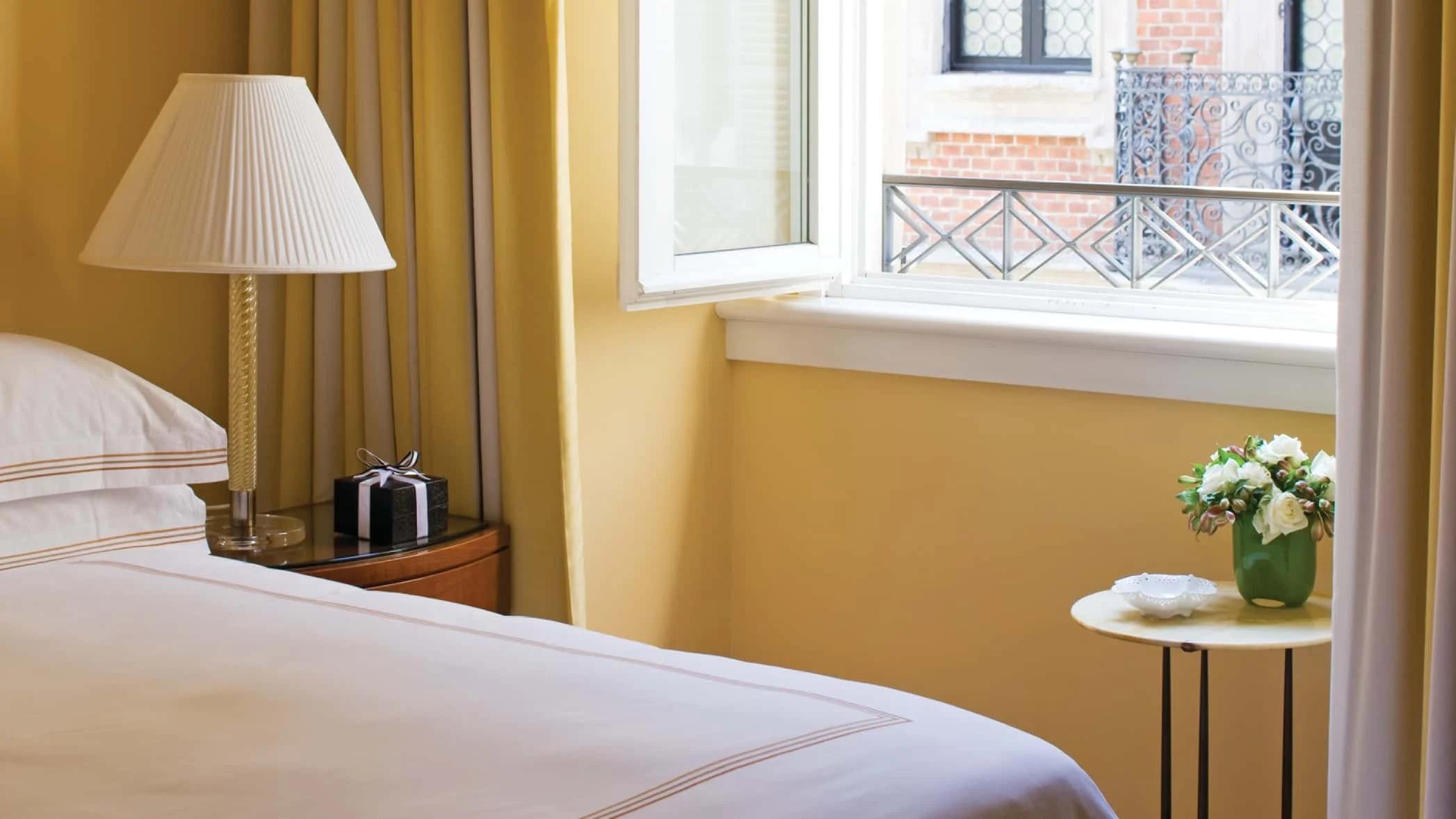 quarto superior - cama queen - superior queen - vaso de flores