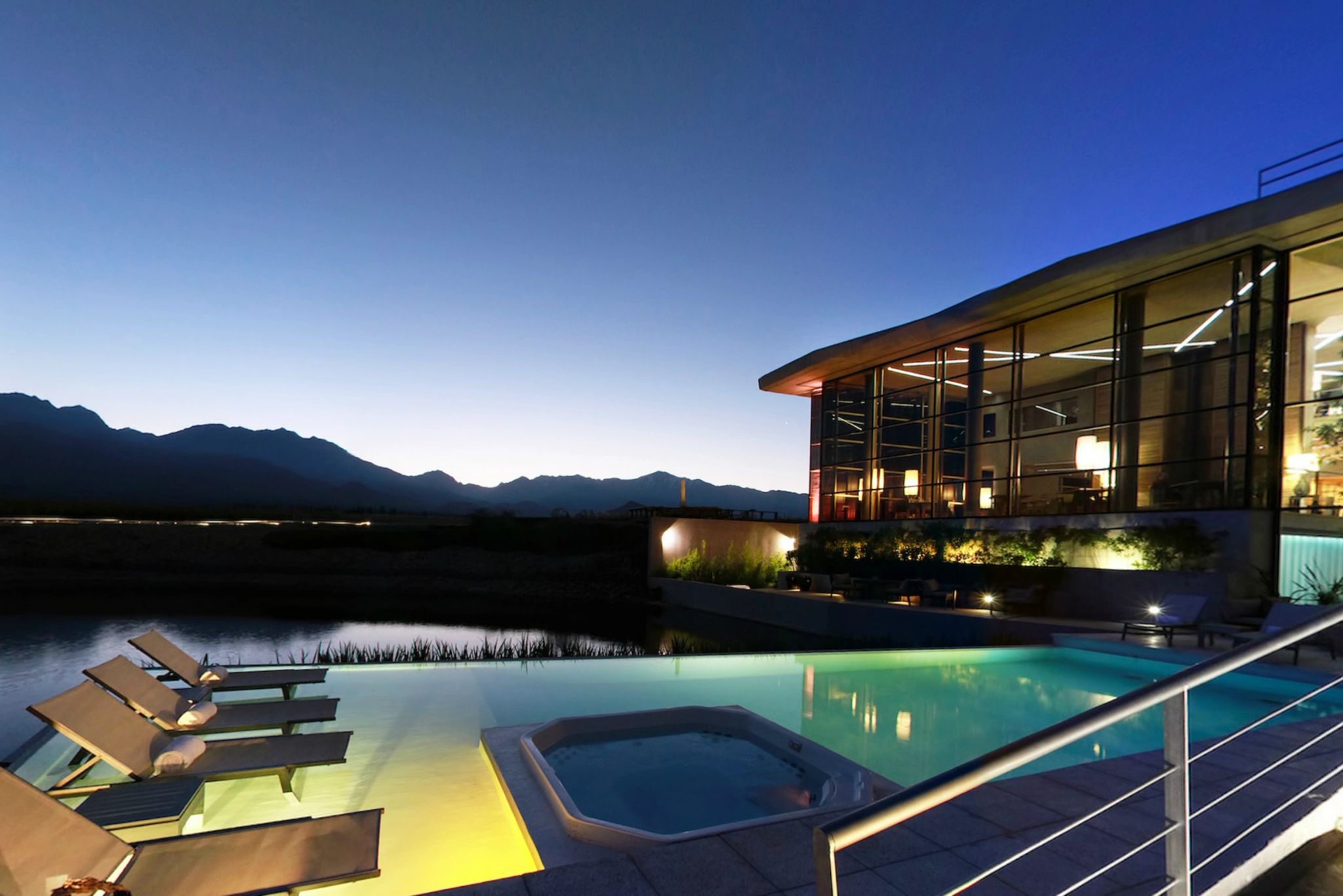 piscina com vista para os andes ao entardecer - casa de uco vineyards & wine resort 