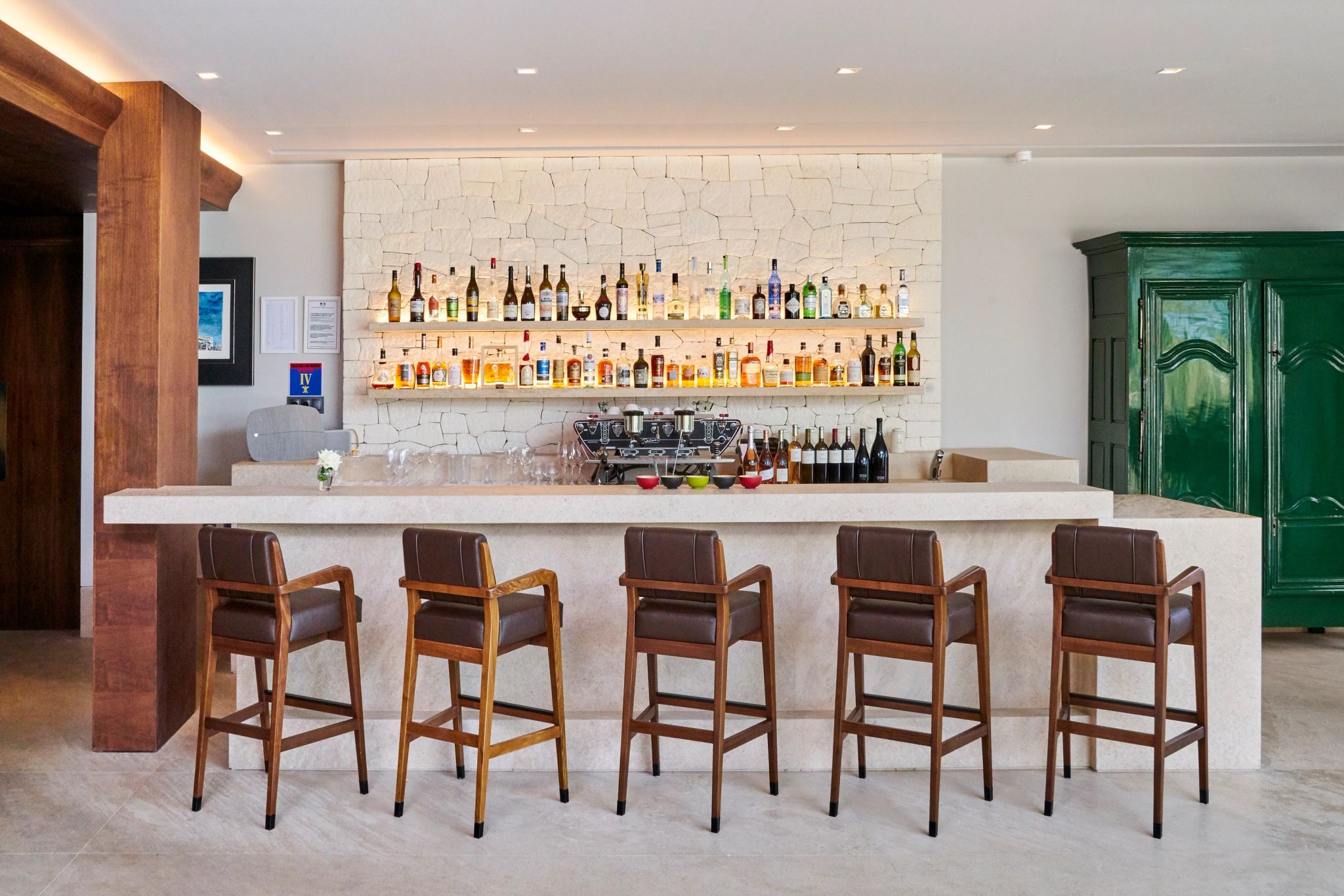 Auberge's Bar bar de luxo – bar moderno – bar com musica - vitrine de bebidas - bebidas premium